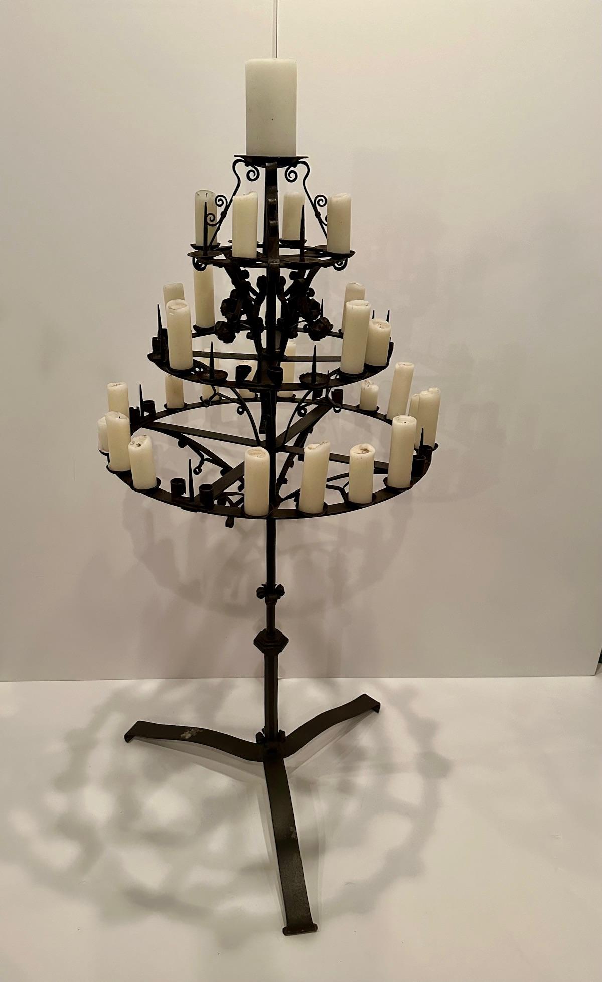 Monumental Candelabro Español Independiente de Hierro Forjado a Mano Negro de 3 Gradas en venta 2
