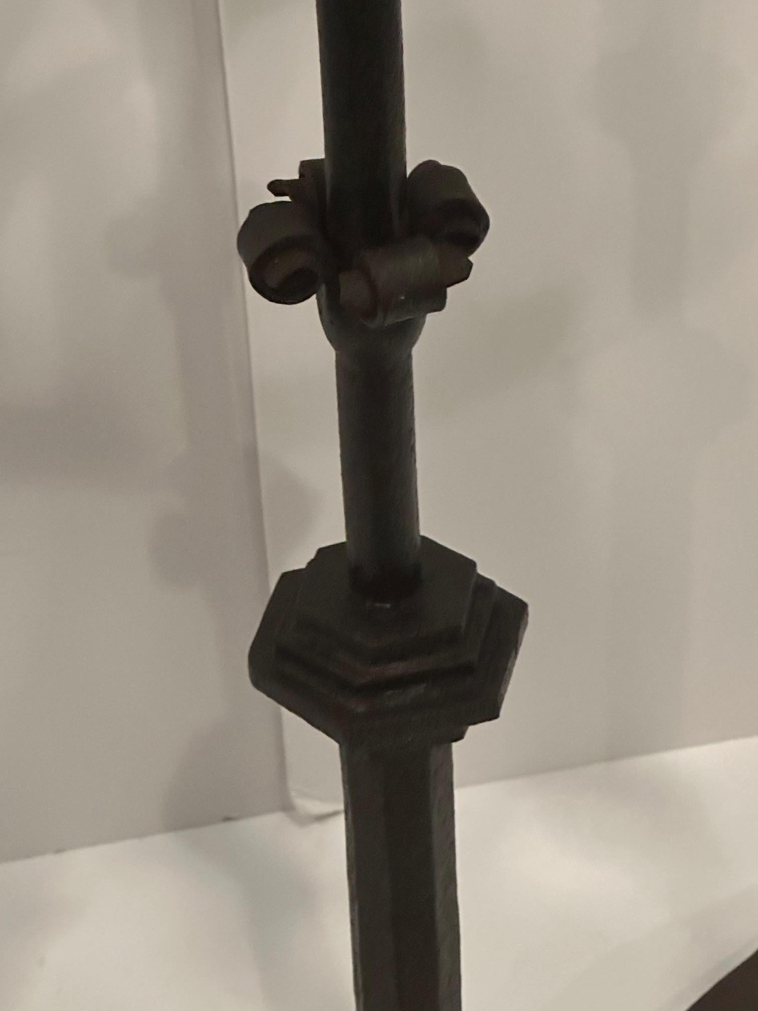 Monumental Candelabro Español Independiente de Hierro Forjado a Mano Negro de 3 Gradas en venta 3