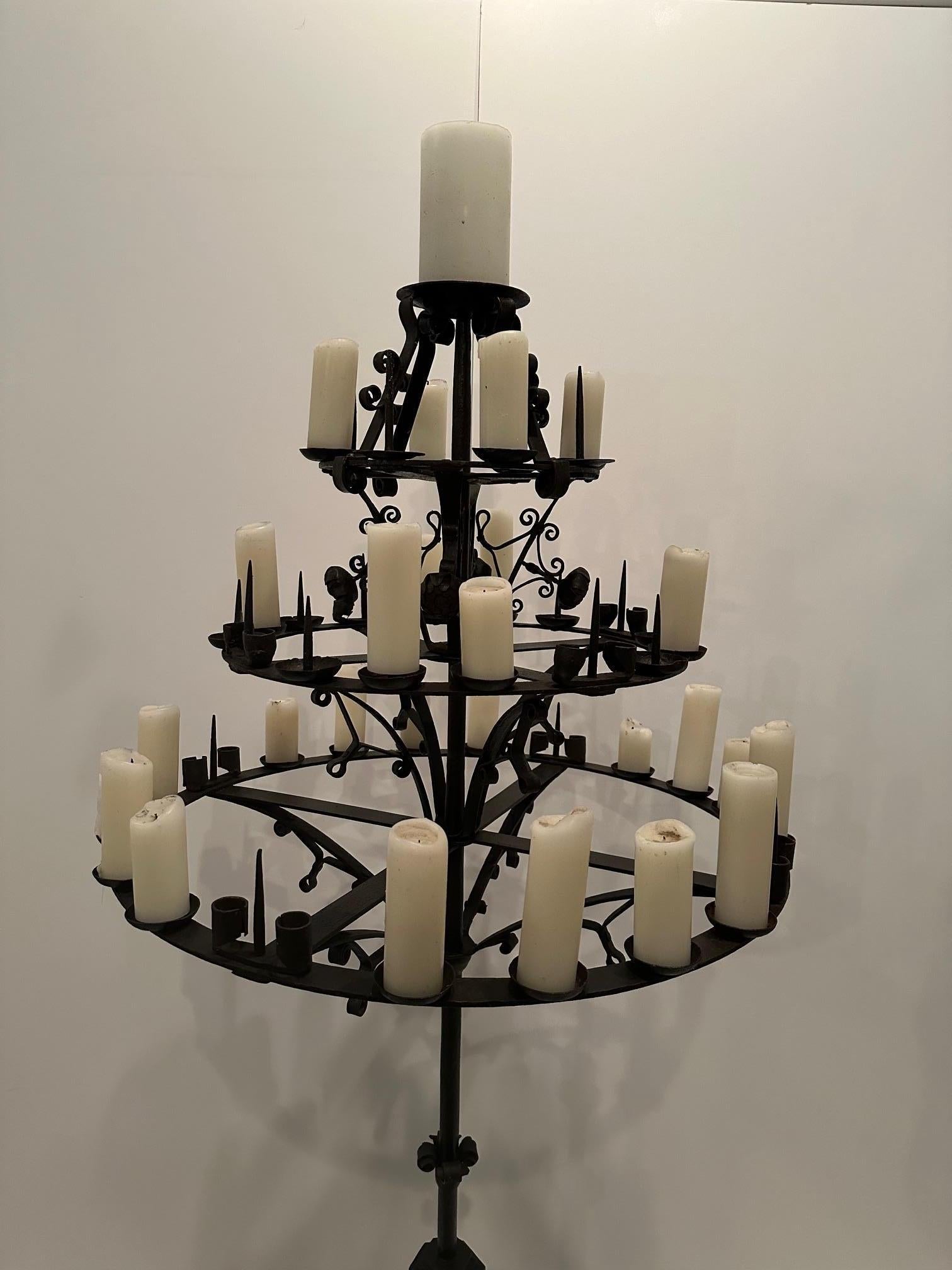 Monumental Candelabro Español Independiente de Hierro Forjado a Mano Negro de 3 Gradas en venta 4