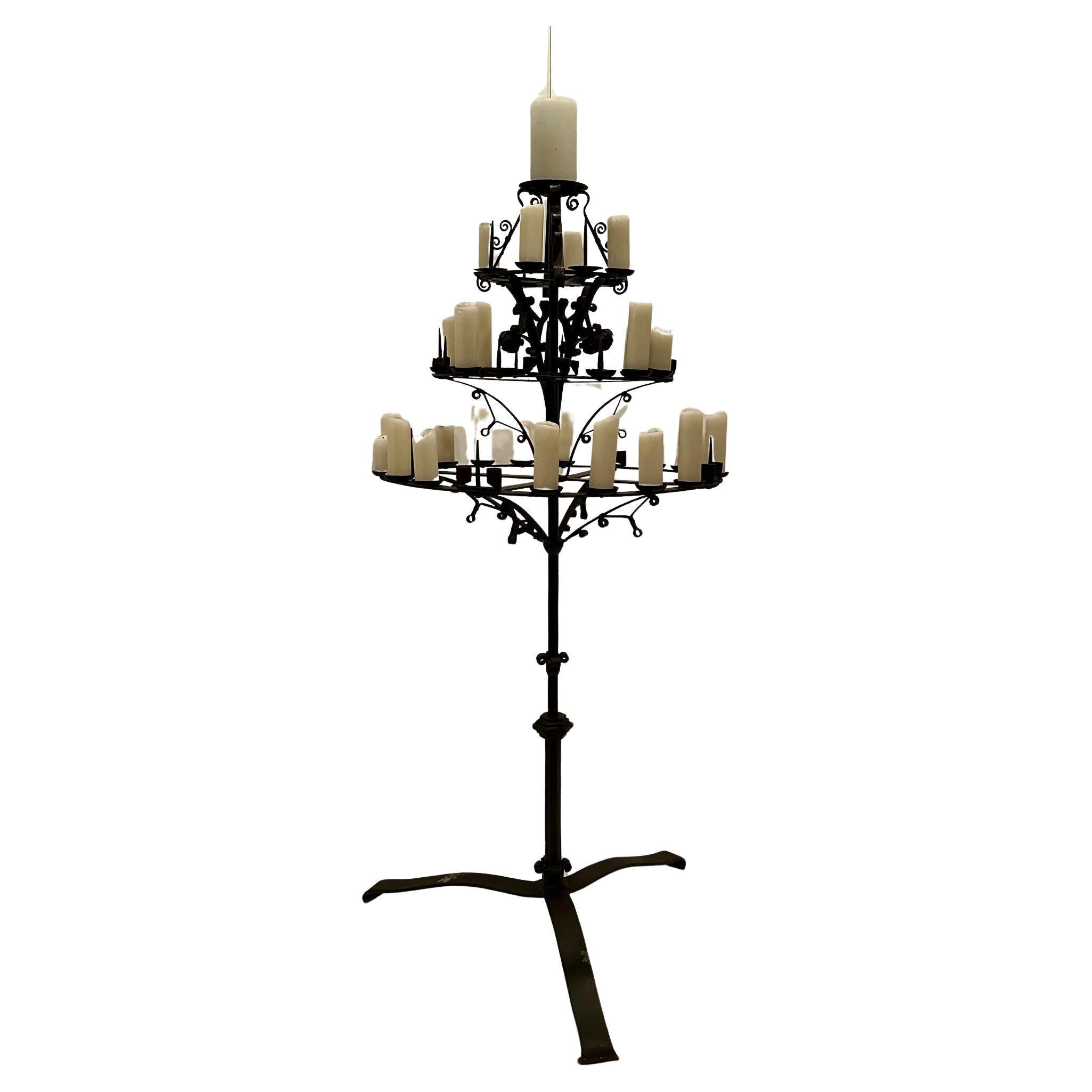 Monumentale candelabro spagnolo a 3 livelli in ferro battuto a mano, di colore nero.