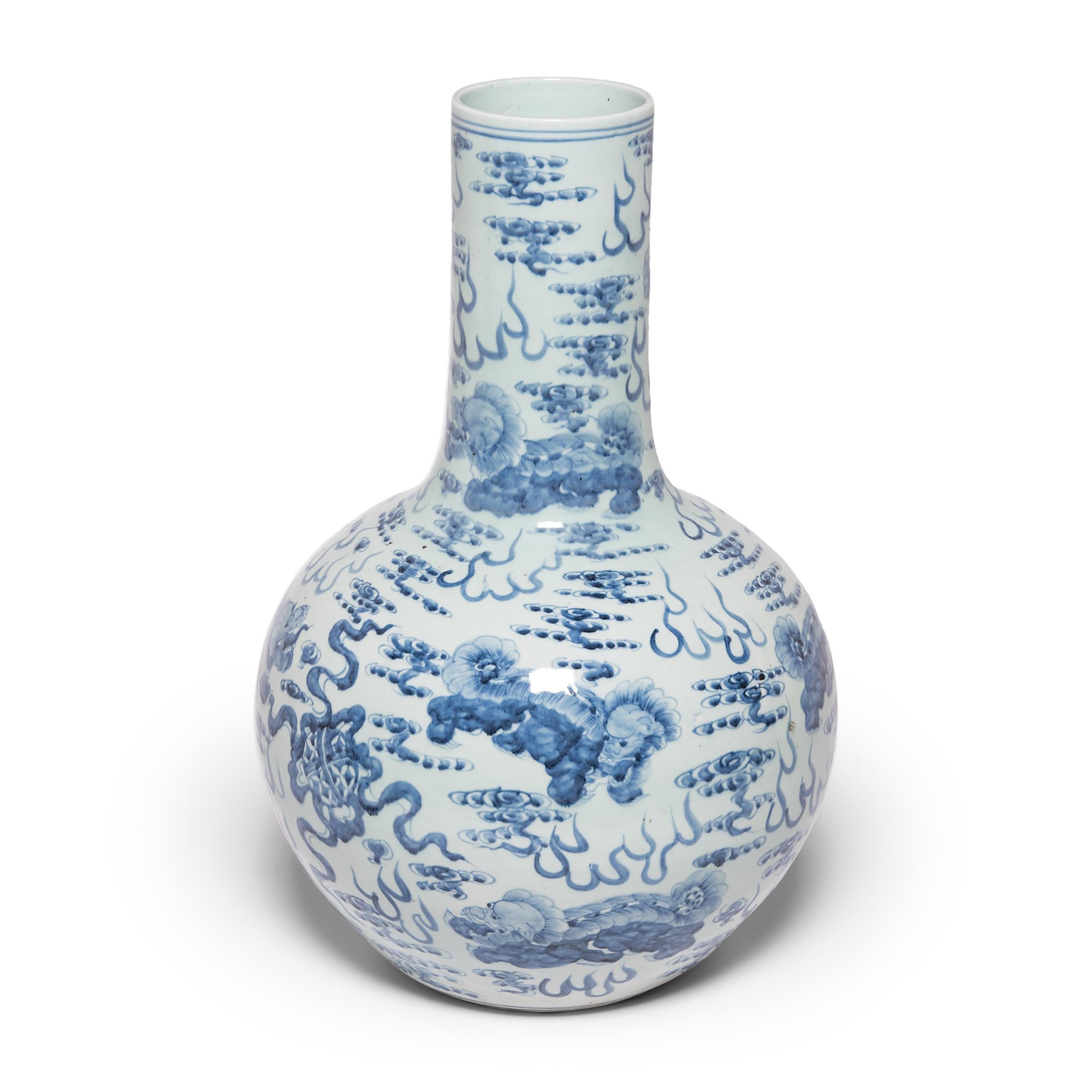 Exportation chinoise Grand vase céleste bleu et blanc avec chiens Fu en vente