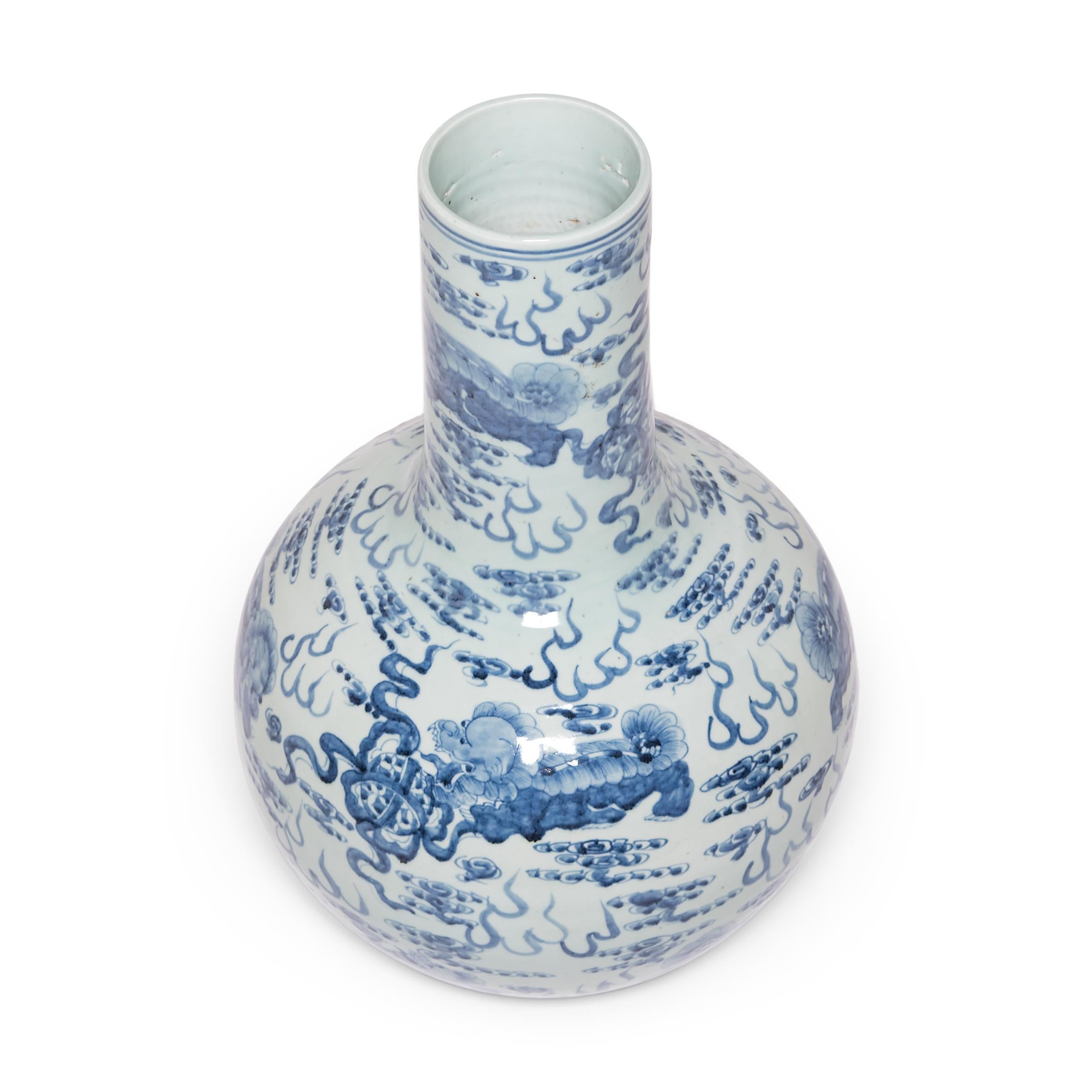 Vernissé Grand vase céleste bleu et blanc avec chiens Fu en vente