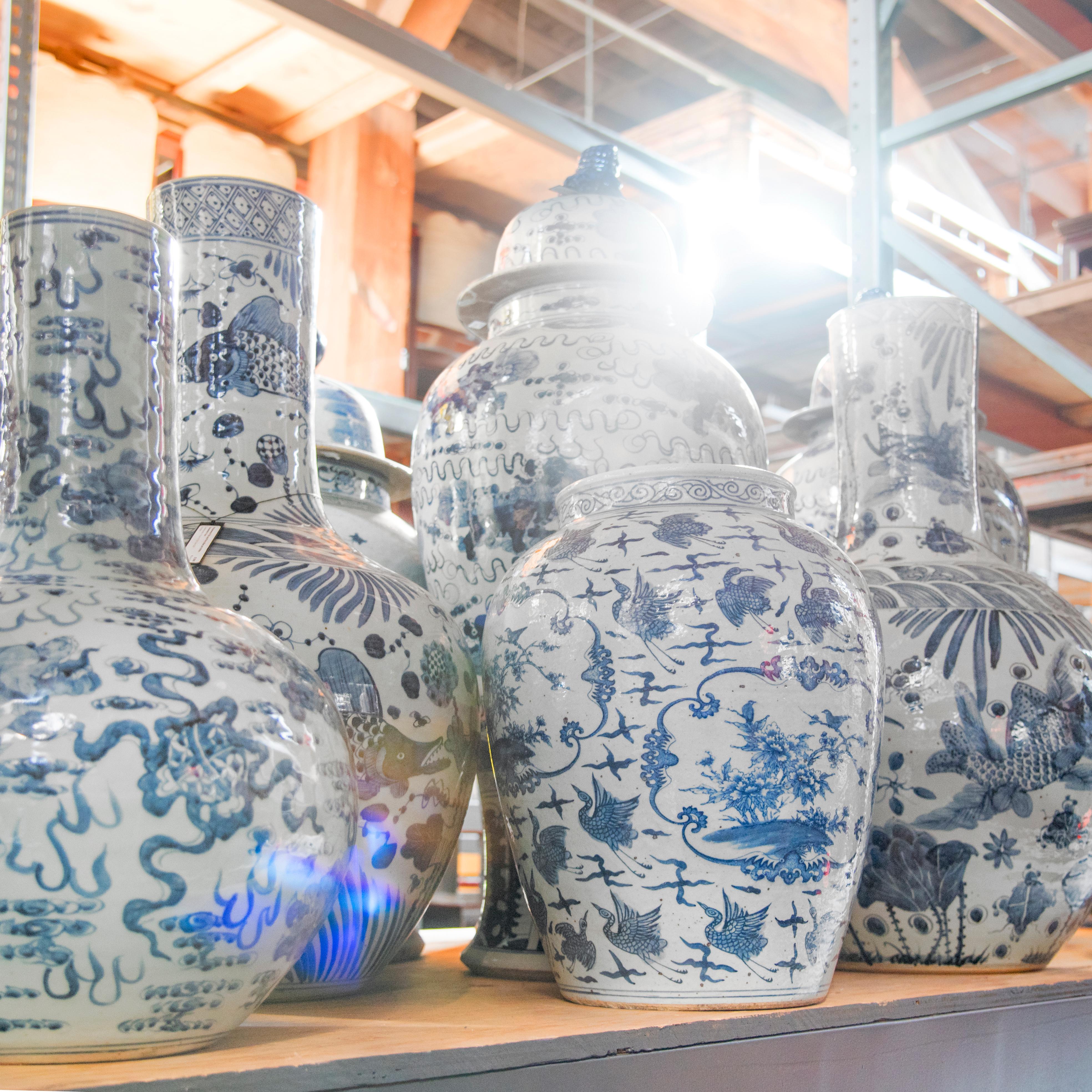 Grand vase céleste bleu et blanc avec chiens Fu Bon état - En vente à Chicago, IL