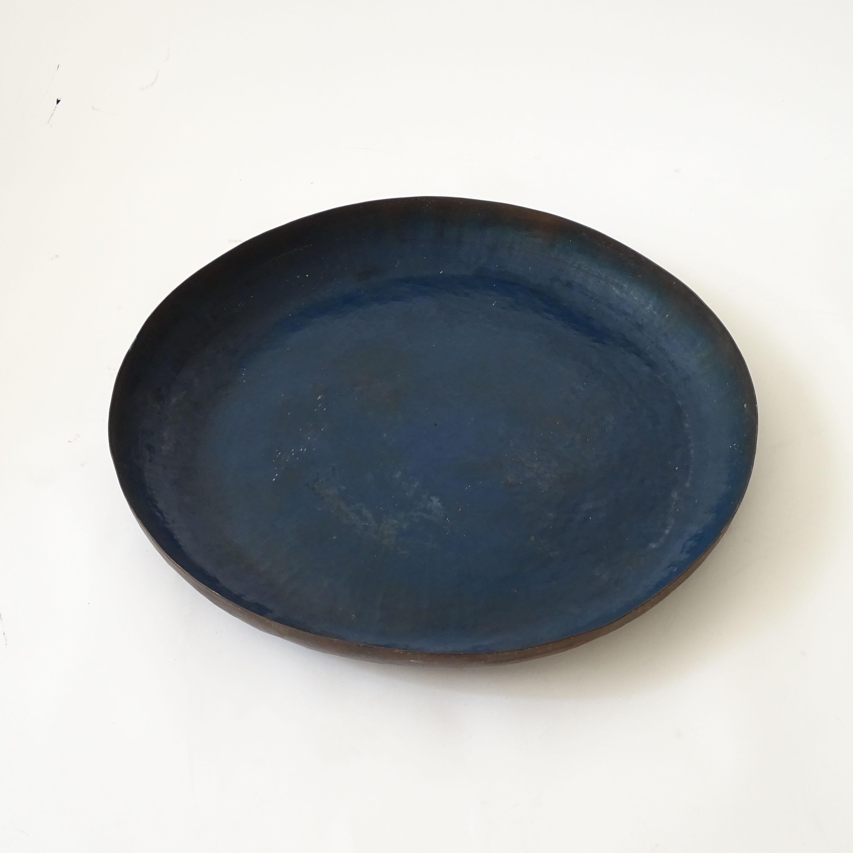 Monumentale blau lackierte Kupferschale, Italien 1960er Jahre (Moderne der Mitte des Jahrhunderts) im Angebot