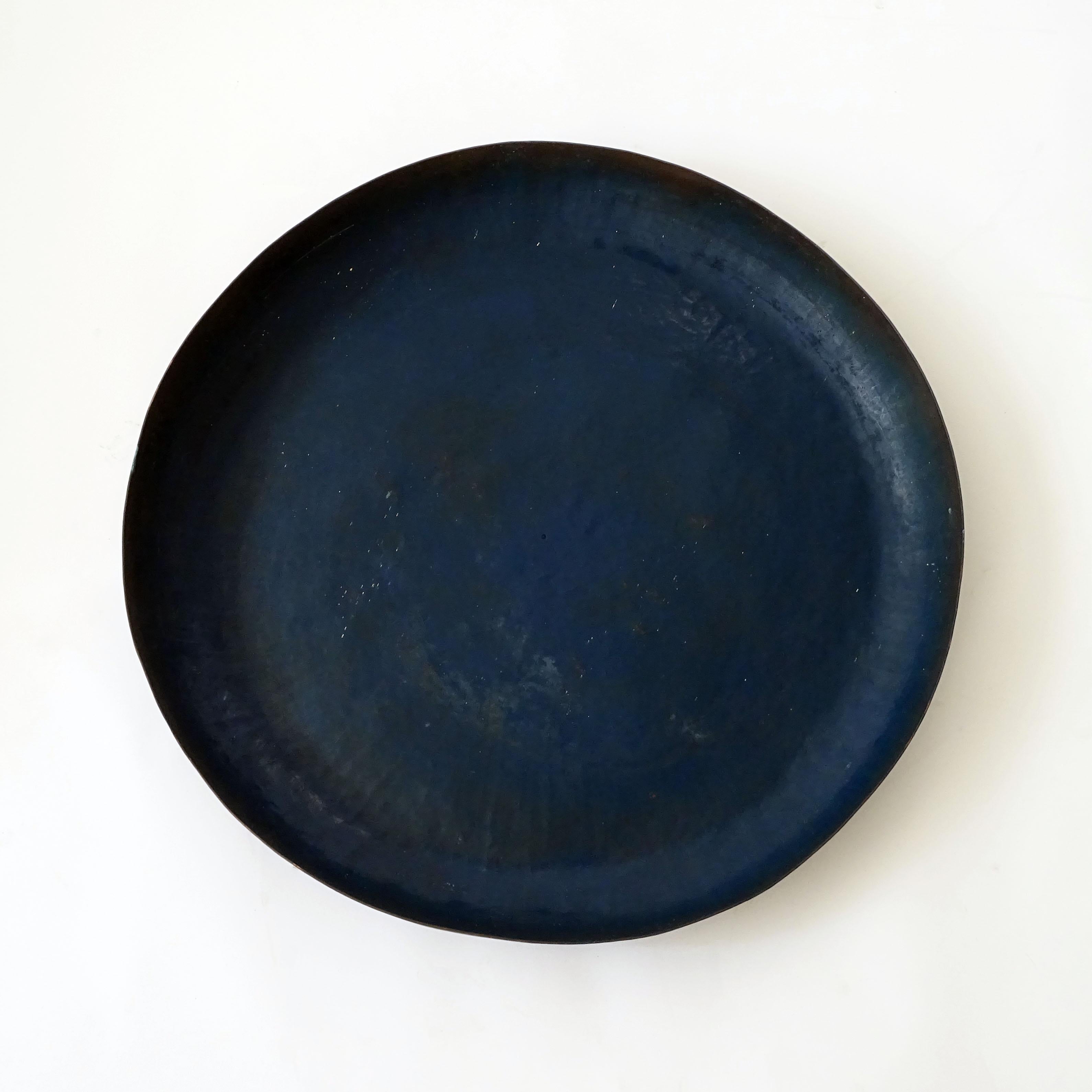 Monumentale blau lackierte Kupferschale, Italien 1960er Jahre (Mitte des 20. Jahrhunderts) im Angebot