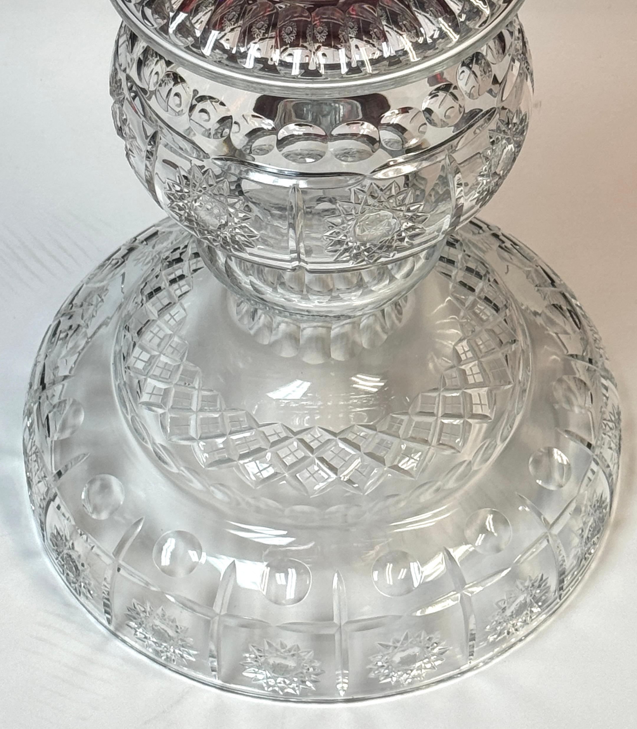 Urne monumentale de cérémonie en rubis et cristal de Bohème / Urne de présentation pour synagogue en vente 3