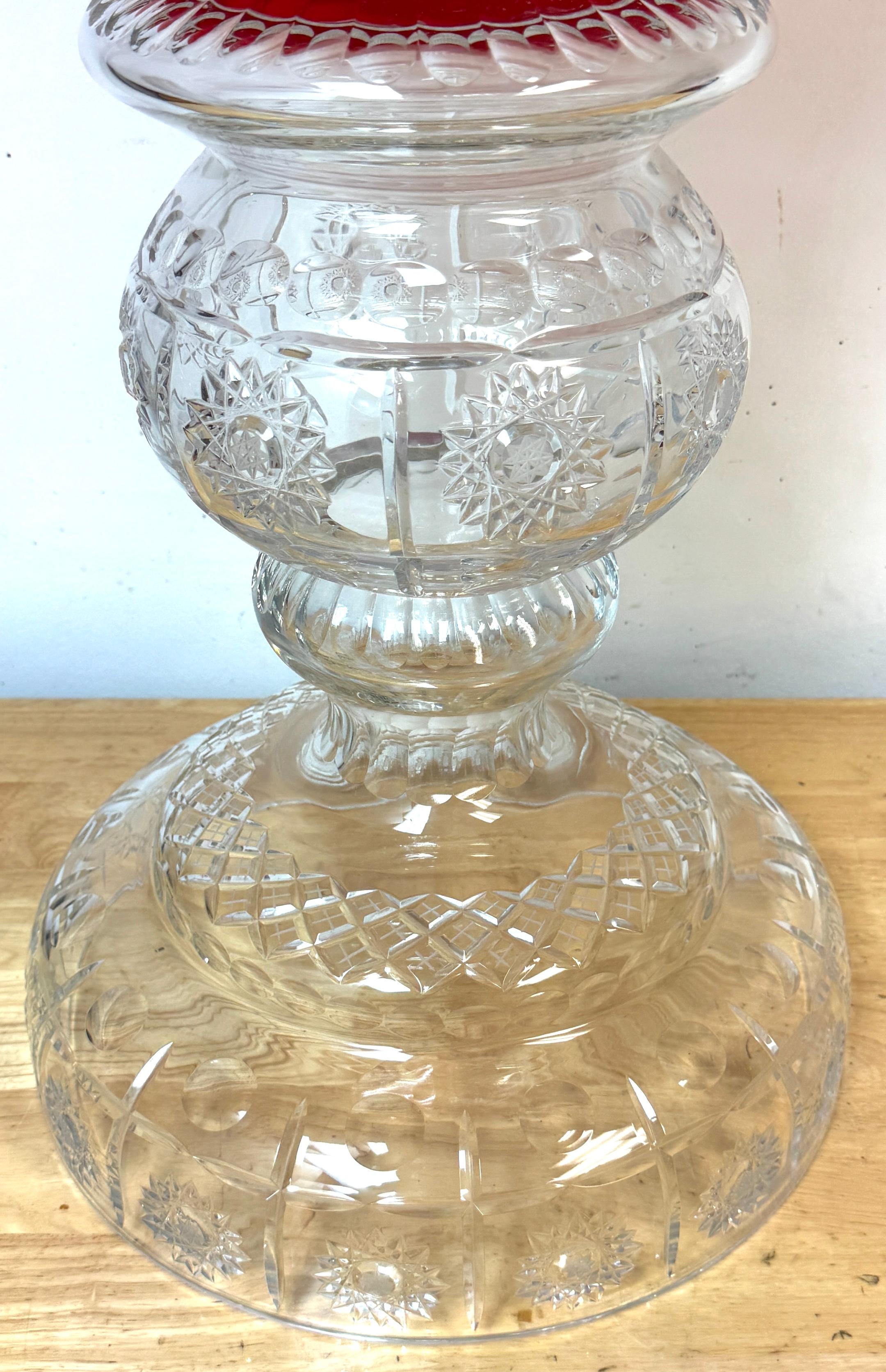 Urne monumentale de cérémonie en rubis et cristal de Bohème / Urne de présentation pour synagogue en vente 4