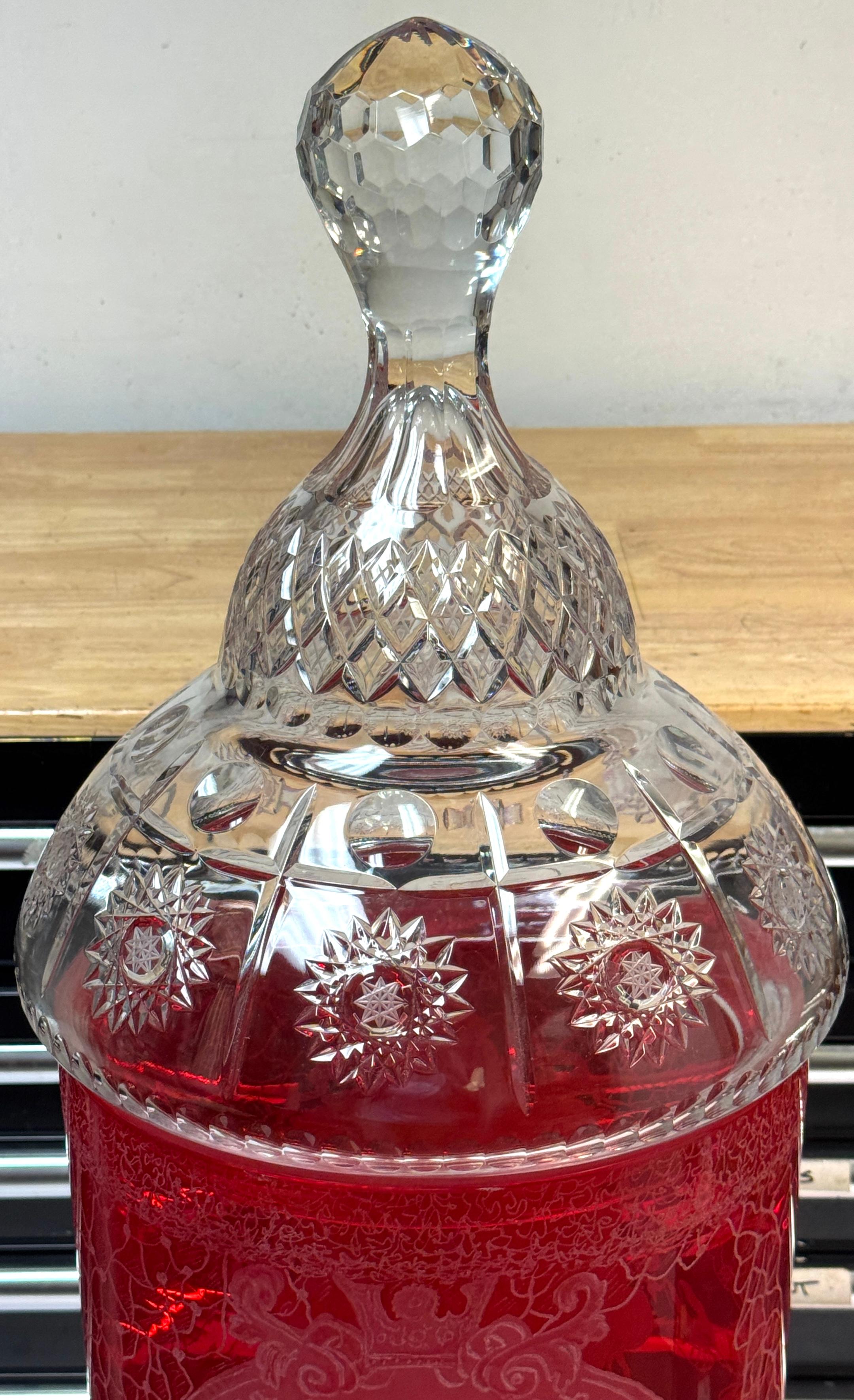 Urne monumentale de cérémonie en rubis et cristal de Bohème / Urne de présentation pour synagogue en vente 5