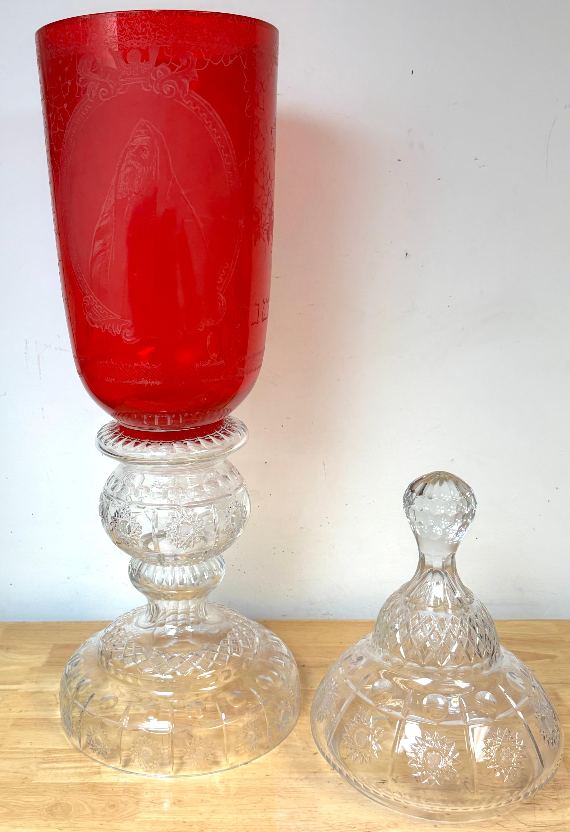 Urne monumentale de cérémonie en rubis et cristal de Bohème / Urne de présentation pour synagogue en vente 7