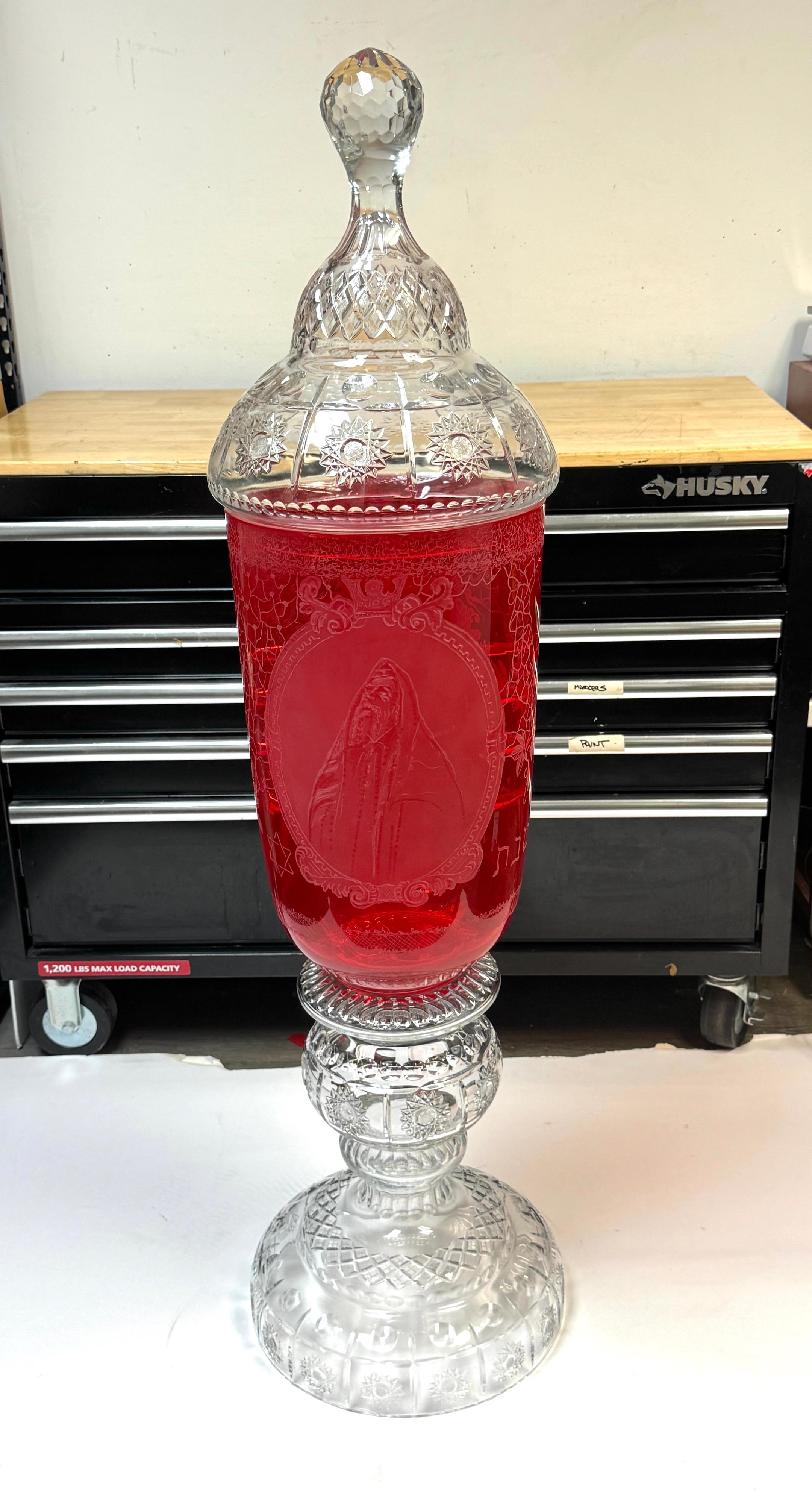 Monumental Pokal de cérémonie / Urne de présentation pour synagogue en cristal de Bohème serti de rubis

République tchèque (ex-Tchécoslovaquie), 1960-1980
Construction en deux parties (2 pièces) : partie supérieure avec couvercle et base avec