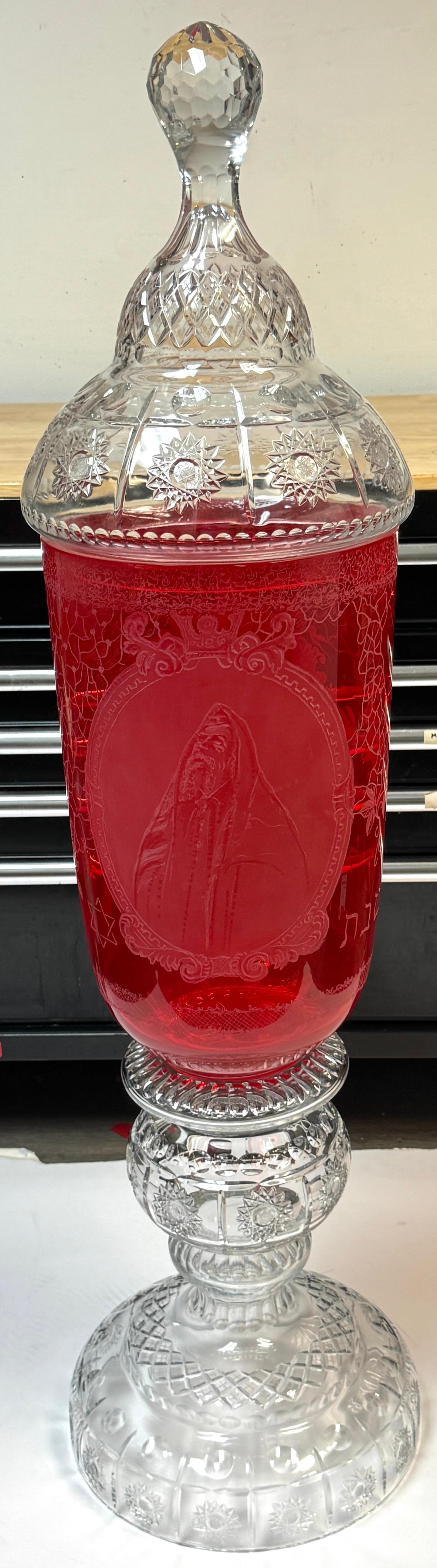 Tchèque Urne monumentale de cérémonie en rubis et cristal de Bohème / Urne de présentation pour synagogue en vente