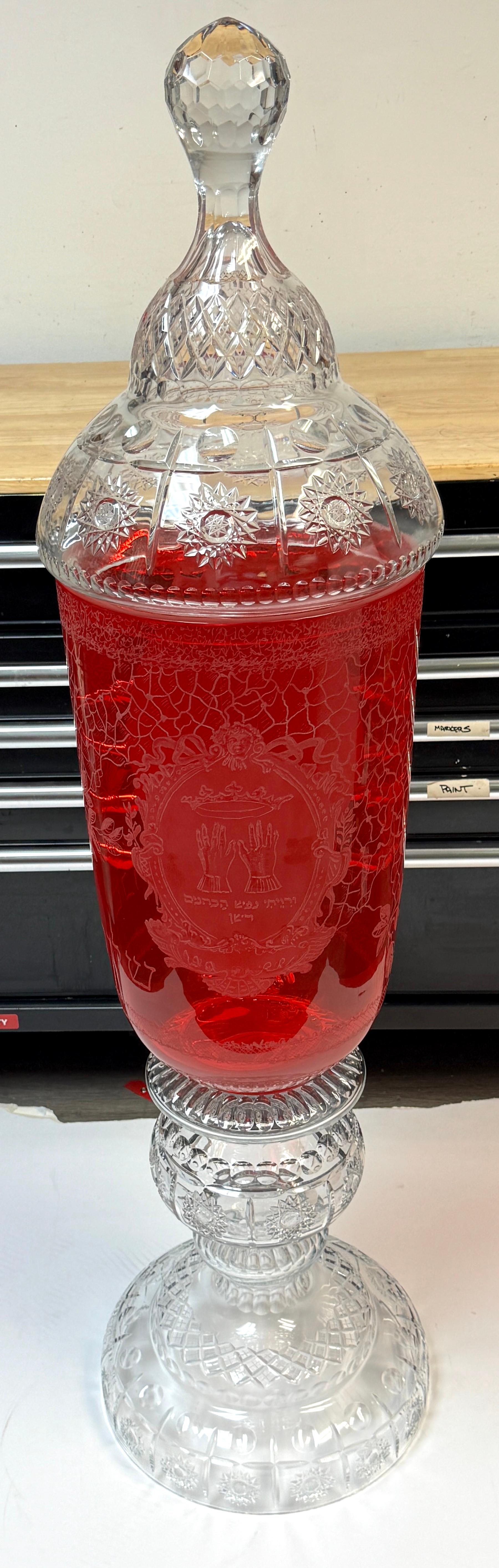 Gravé Urne monumentale de cér�émonie en rubis et cristal de Bohème / Urne de présentation pour synagogue en vente