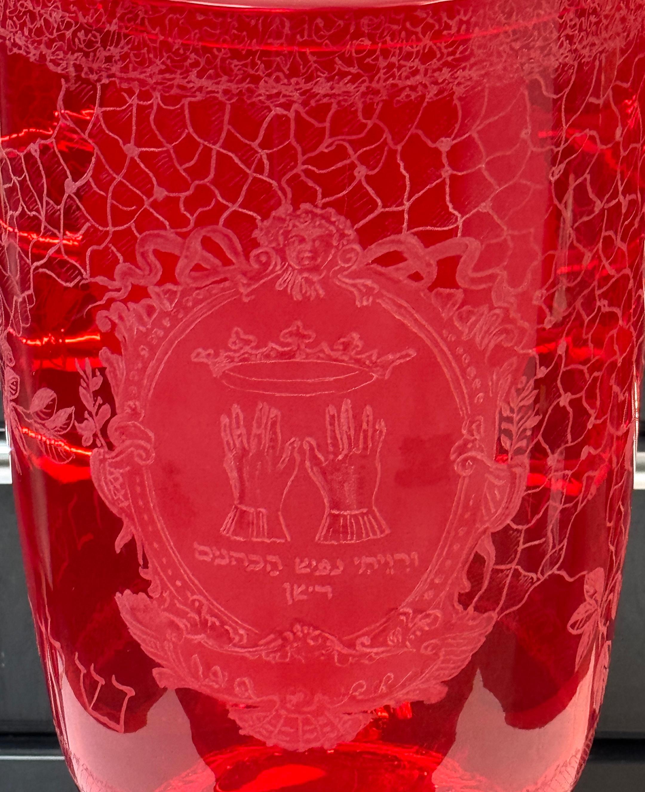 Urne monumentale de cérémonie en rubis et cristal de Bohème / Urne de présentation pour synagogue Bon état - En vente à West Palm Beach, FL