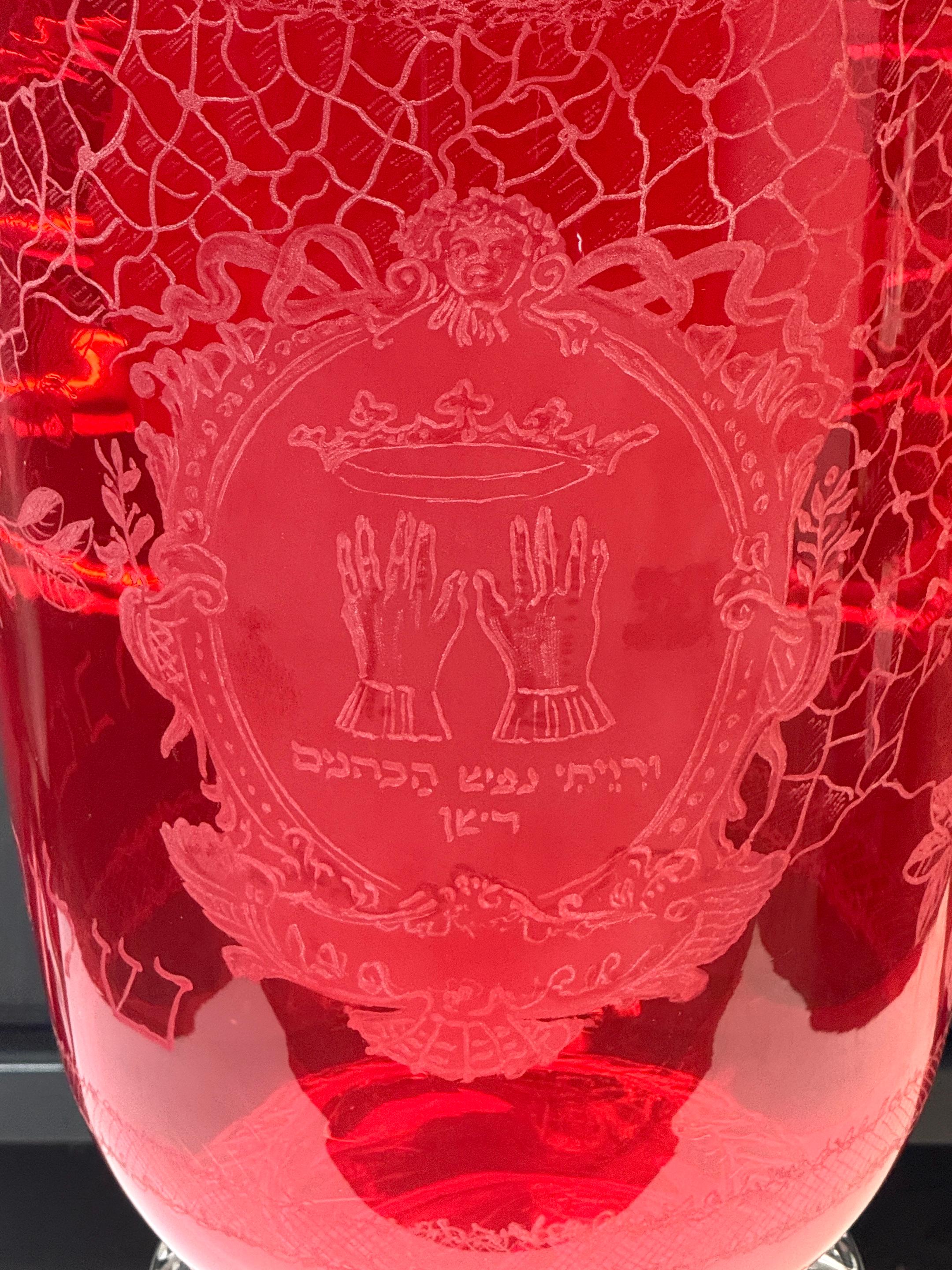 20ième siècle Urne monumentale de cérémonie en rubis et cristal de Bohème / Urne de présentation pour synagogue en vente