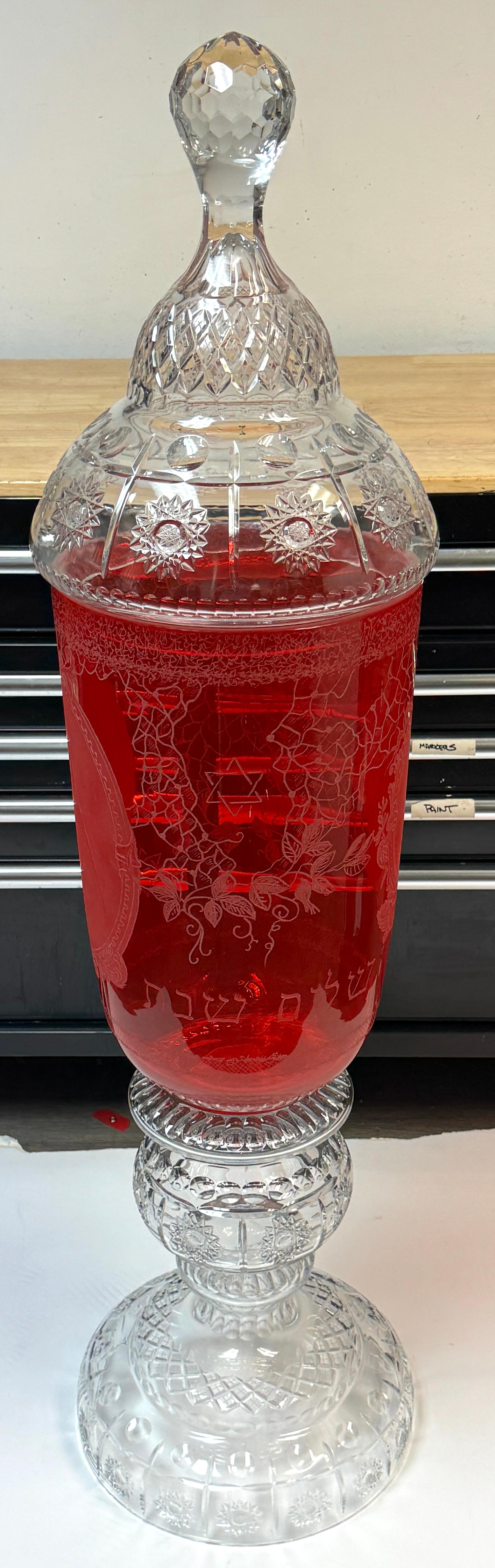 Cristal Urne monumentale de cérémonie en rubis et cristal de Bohème / Urne de présentation pour synagogue en vente