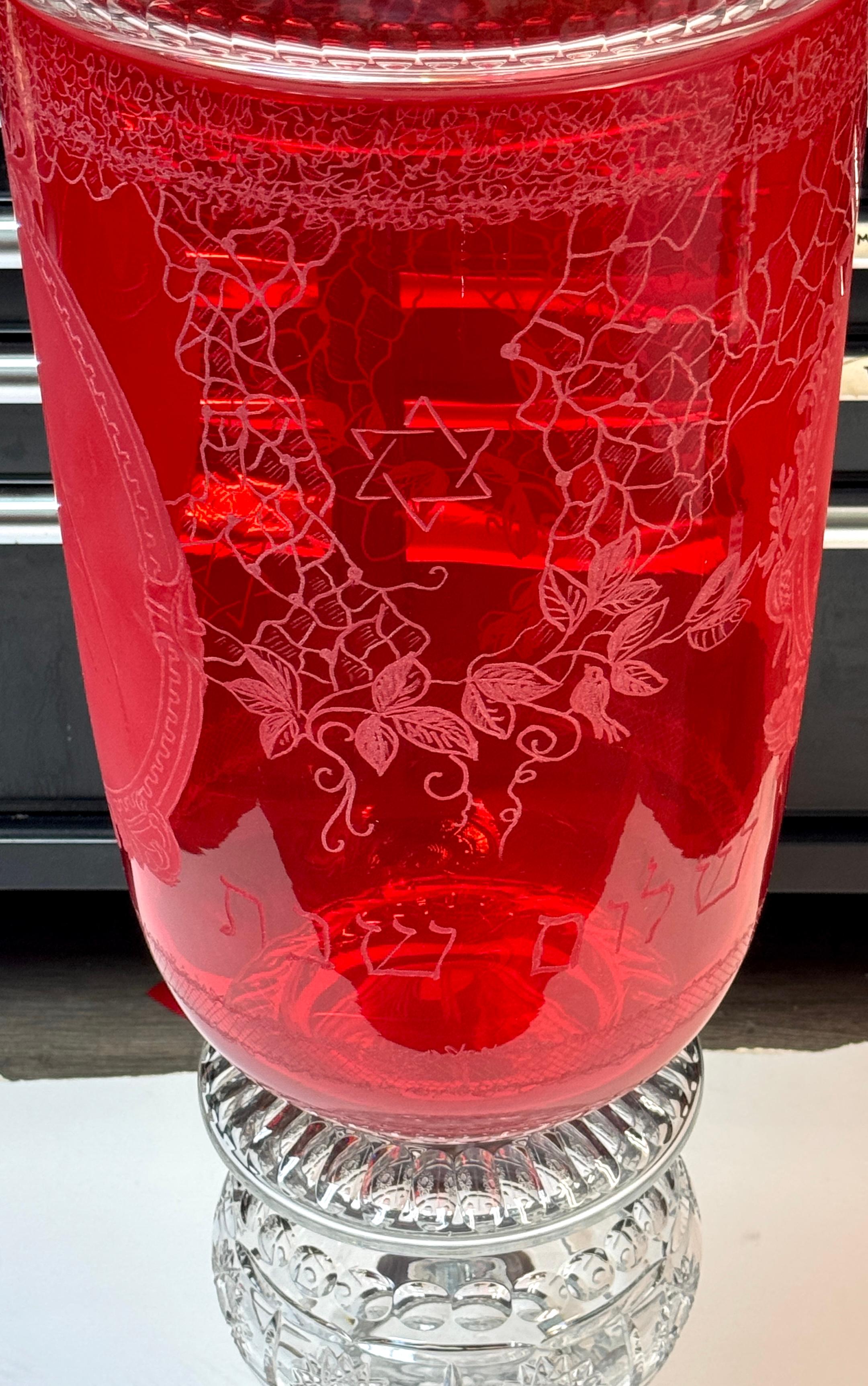 Urne monumentale de cérémonie en rubis et cristal de Bohème / Urne de présentation pour synagogue en vente 1