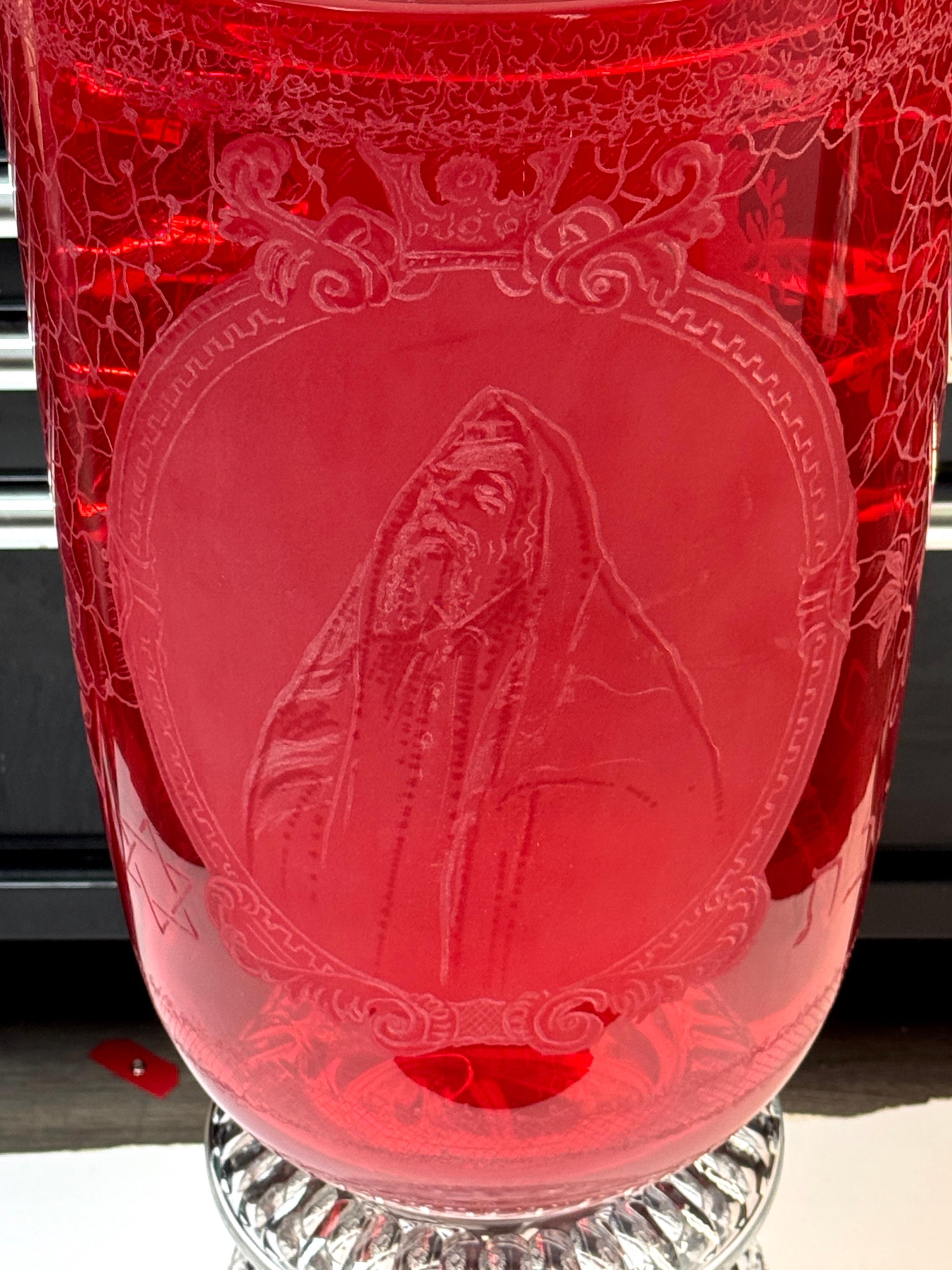 Urne monumentale de cérémonie en rubis et cristal de Bohème / Urne de présentation pour synagogue en vente 2