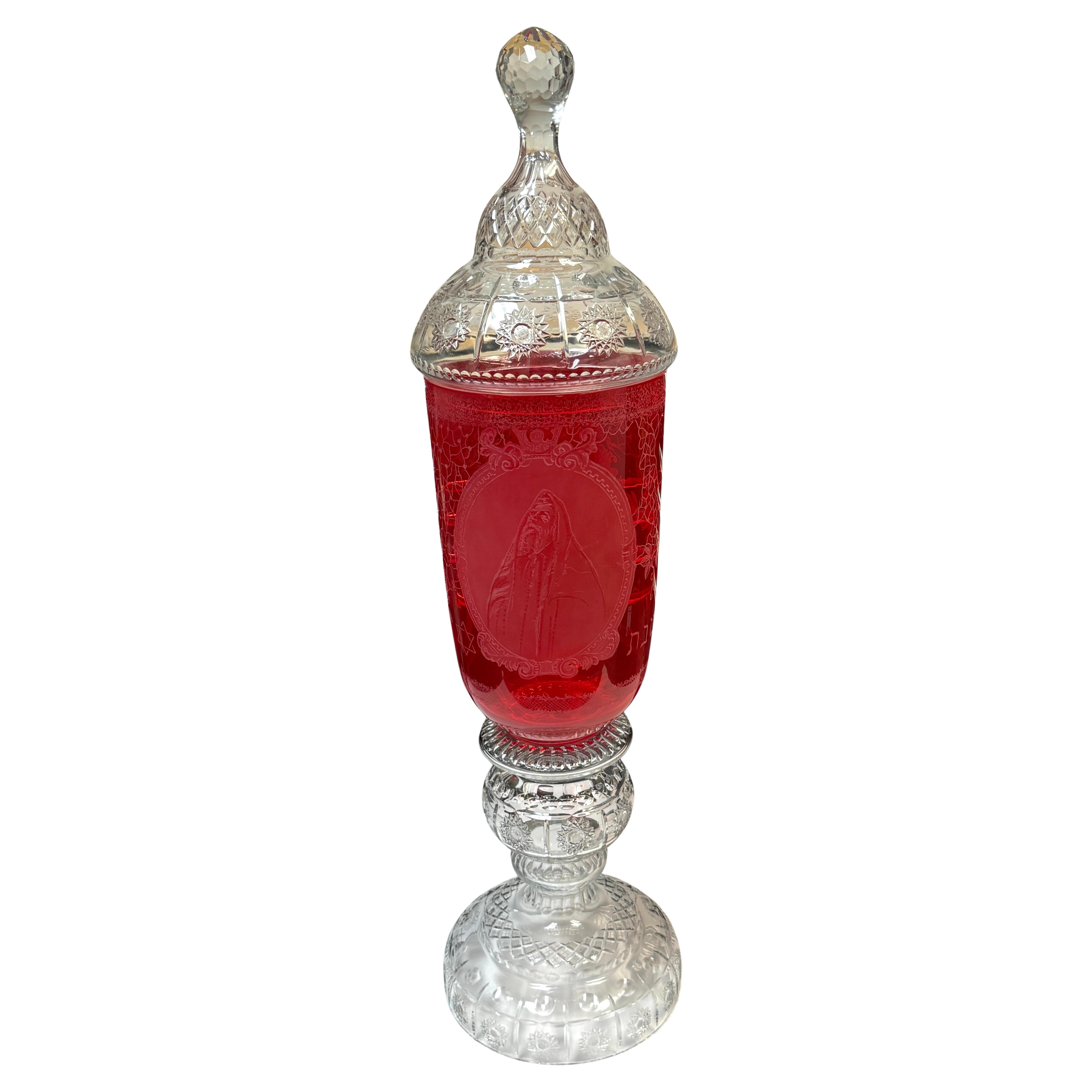 Urne monumentale de cérémonie en rubis et cristal de Bohème / Urne de présentation pour synagogue en vente