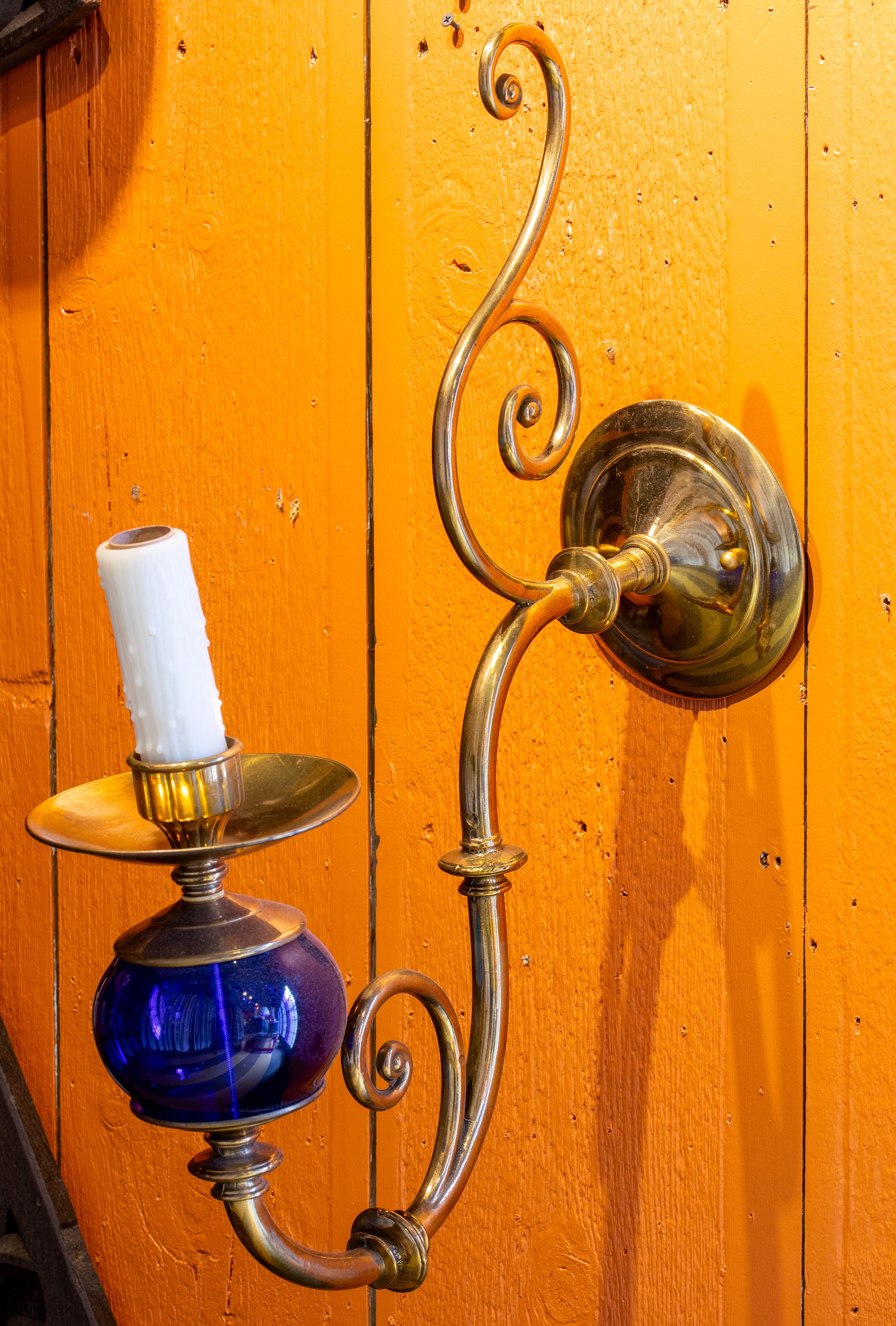 Le prix est pour une de ces appliques et nous en avons deux de disponibles.  Ces grandes appliques impressionnantes sont fabriquées en laiton de haute qualité et en verre soufflé bleu cobalt.  Ils ont été câblés pour le marché américain.  Nous les