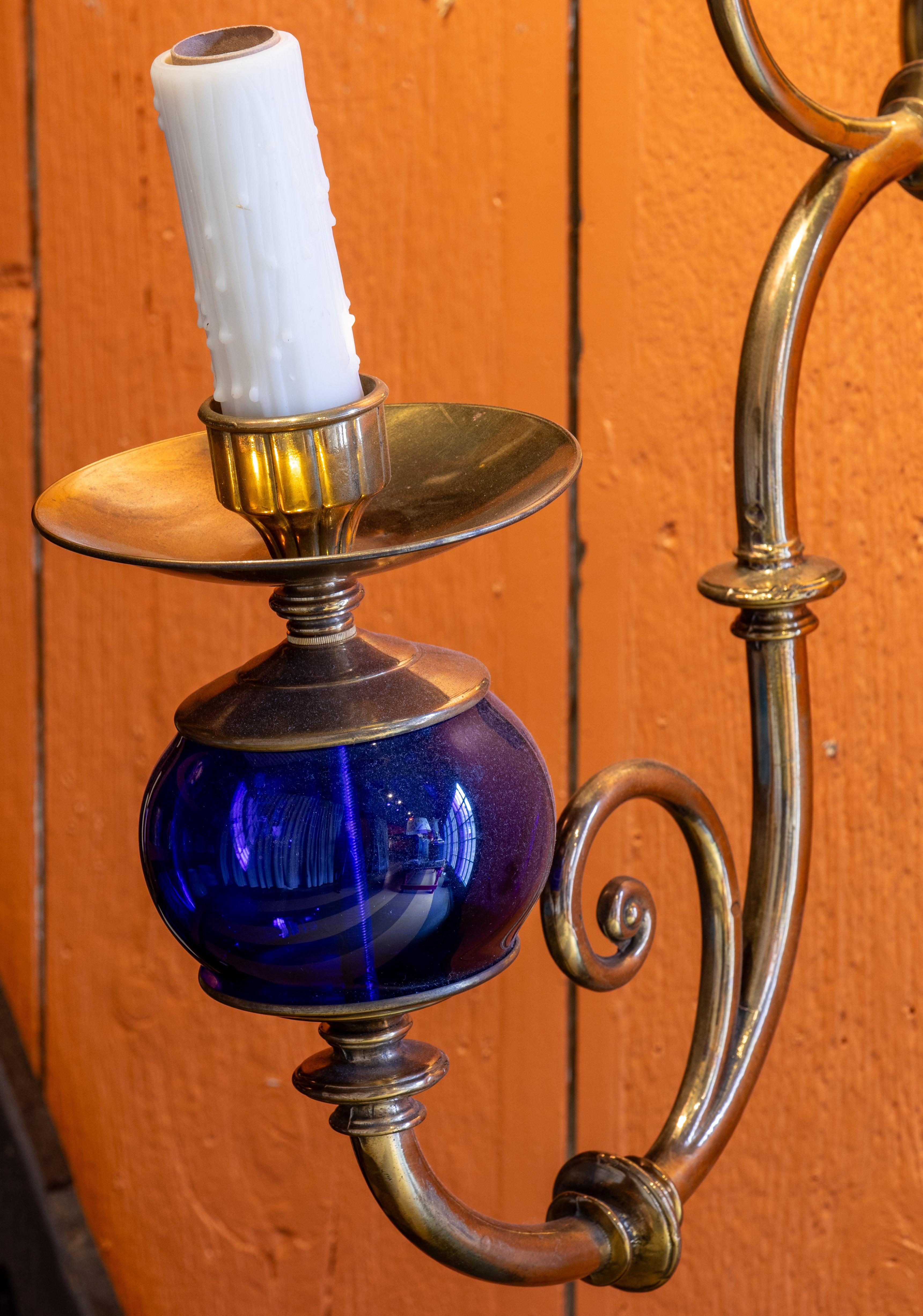 Néocolonial Paire d'appliques de style néerlandais en laiton massif et verre bleu cobalt soufflé à la main en vente