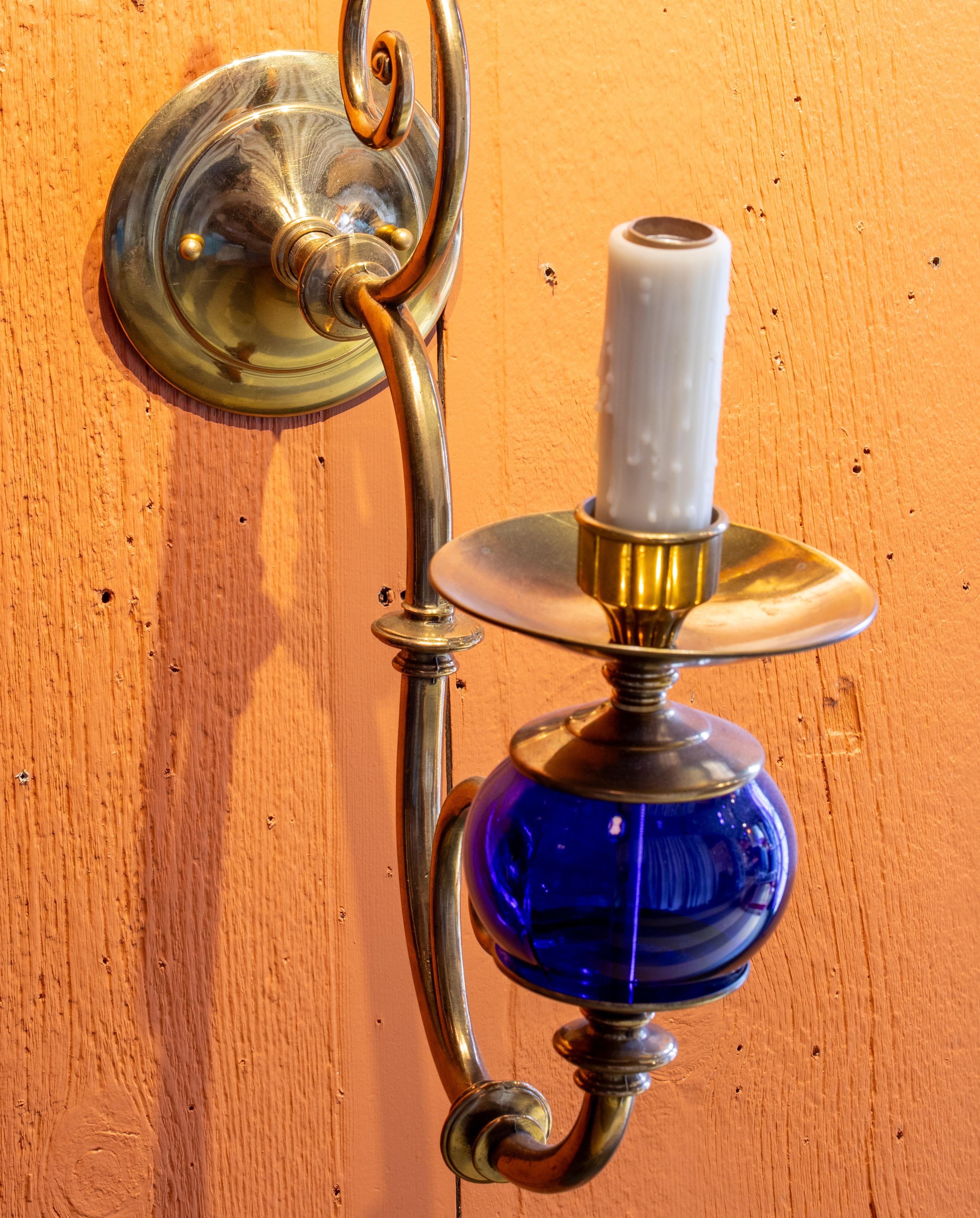 Fait main Paire d'appliques de style néerlandais en laiton massif et verre bleu cobalt soufflé à la main en vente