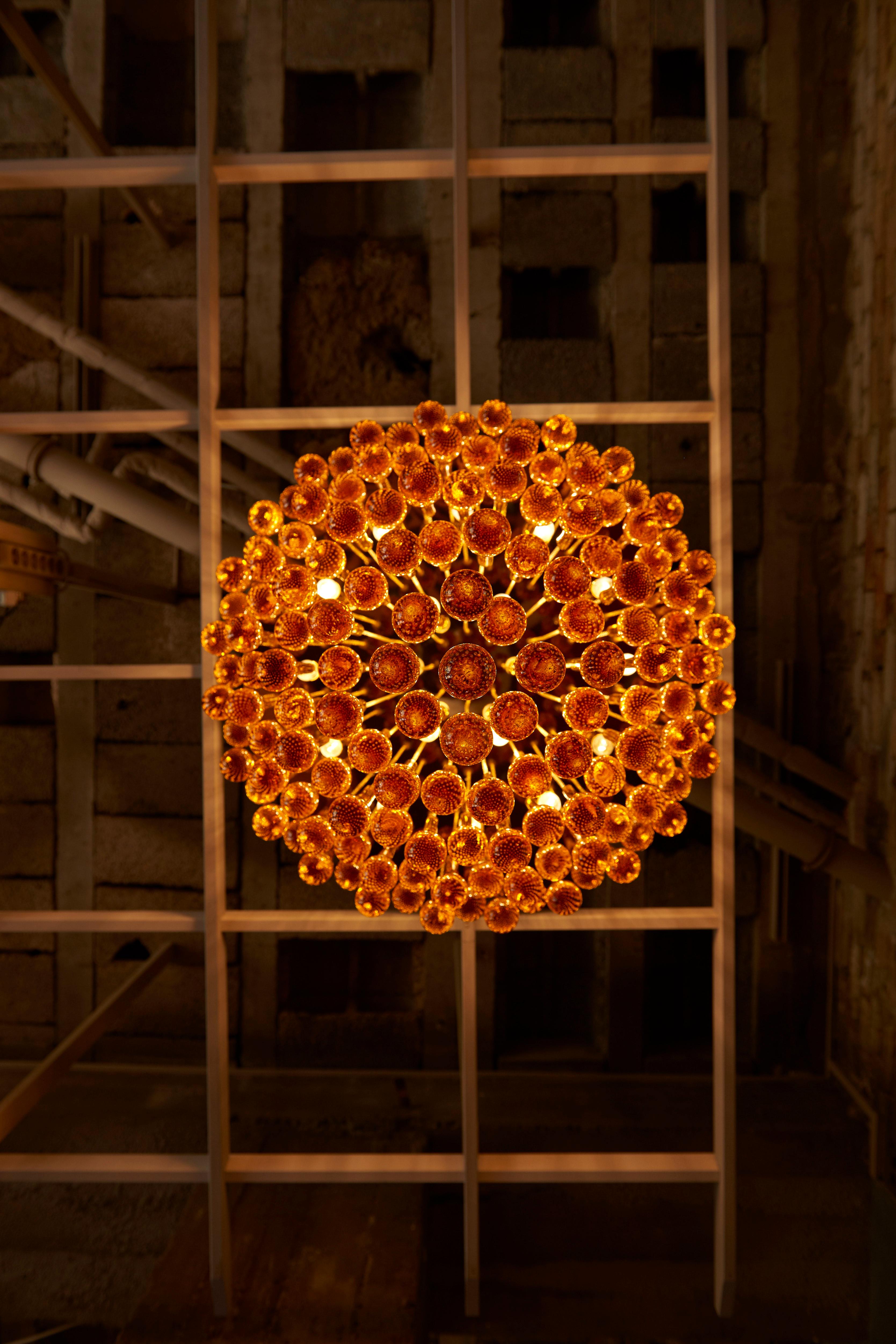 Luminaire en laiton monumental et verre de Murano ambré en forme de larme. Le montage encastré extra large attire le regard dans chaque salon ou hall d'entrée et apporte une lumière merveilleuse à chaque pièce. 18 ampoules E14.

Pour plus de