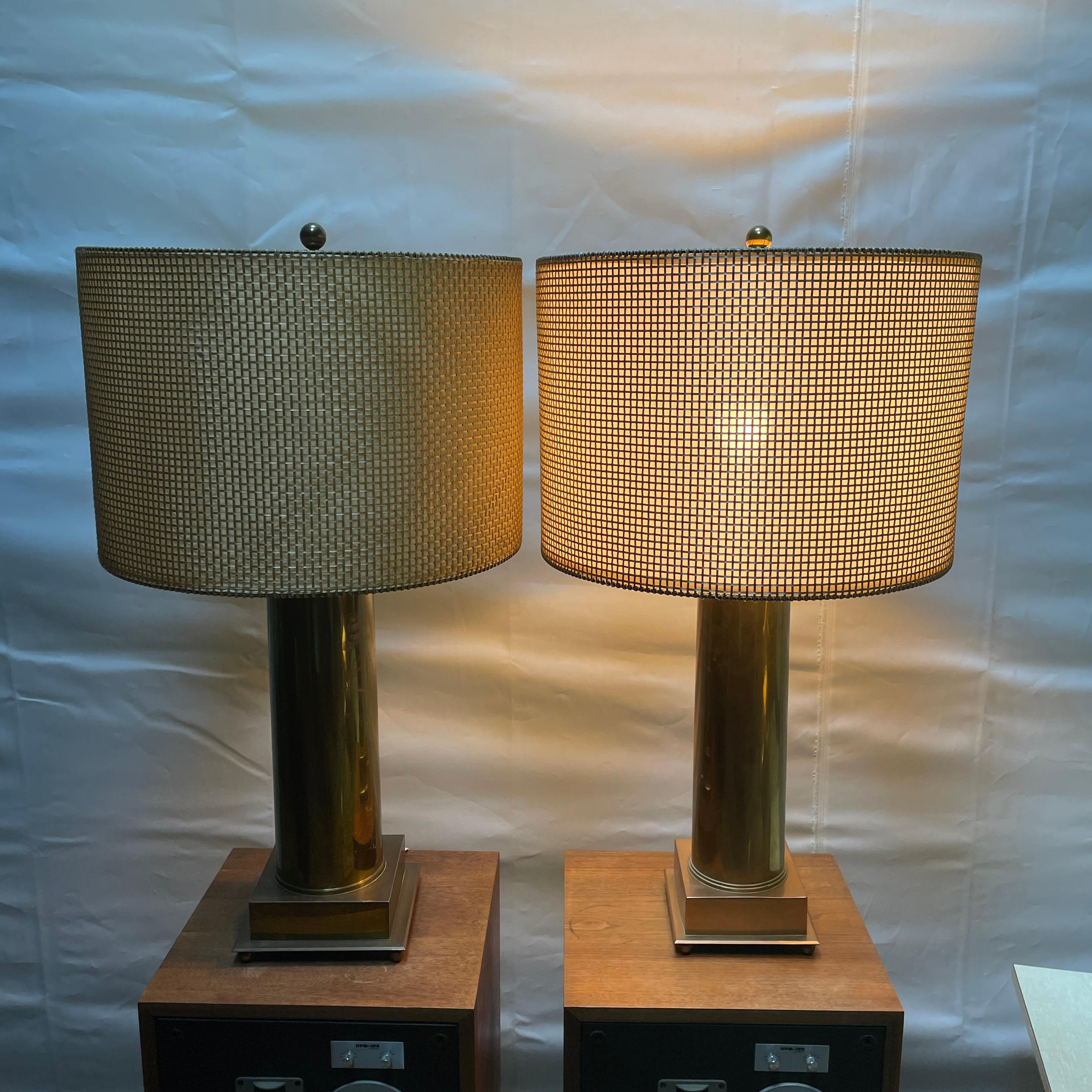Dies sind die hochwertigsten Trench-Art-Lampen, die ich je gesehen habe. Ein wunderschön gearbeitetes Paar nicht ganz passender Trench Art Tables Lampen.  Der Durchmesser der Artillerie und die Breite des Sockels unterscheiden sich geringfügig, aber