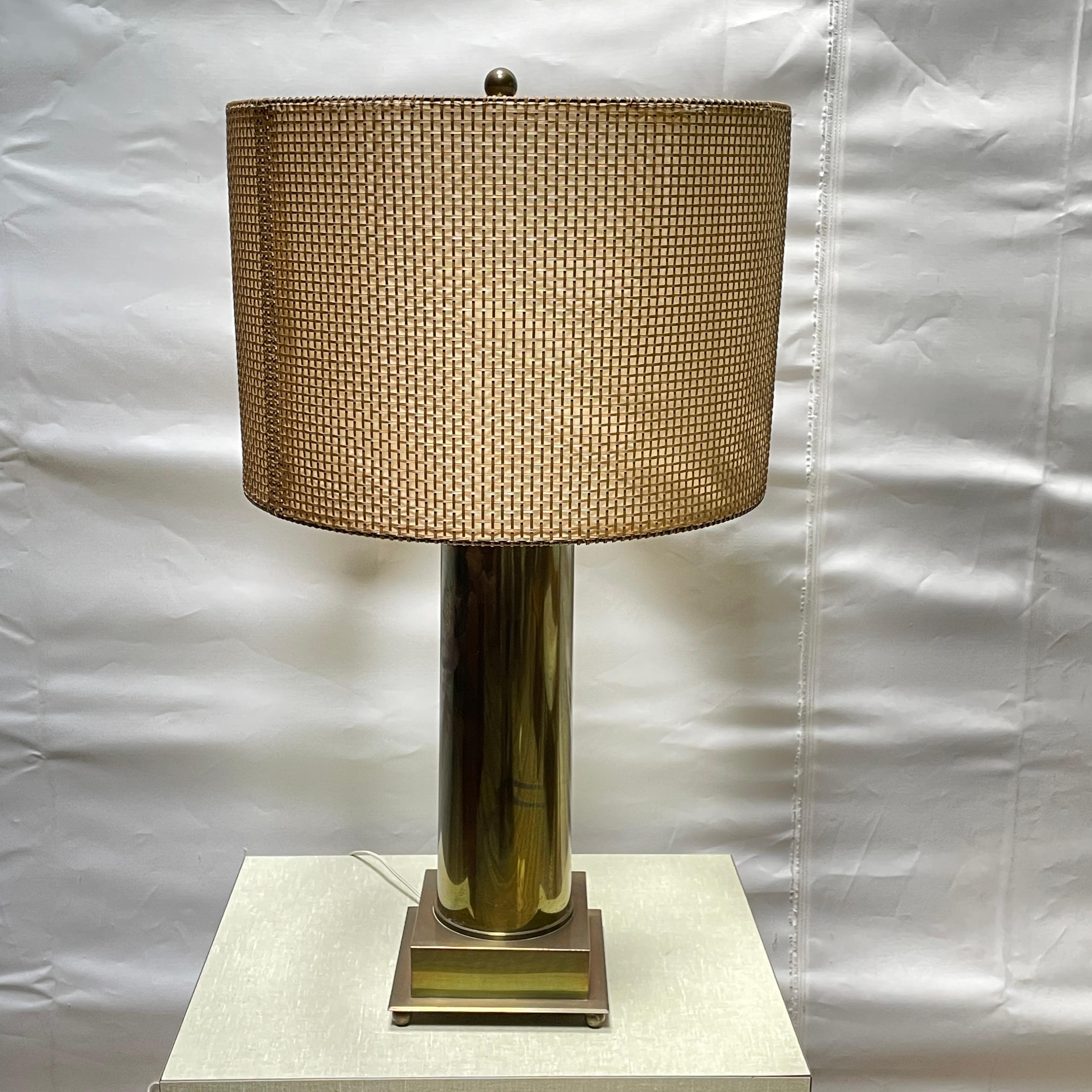 Monumentale Artillery Shell Trench-Kunst-Tischlampen aus Messing mit geflochtenen Drahtschirmen (Maschinell gefertigt) im Angebot