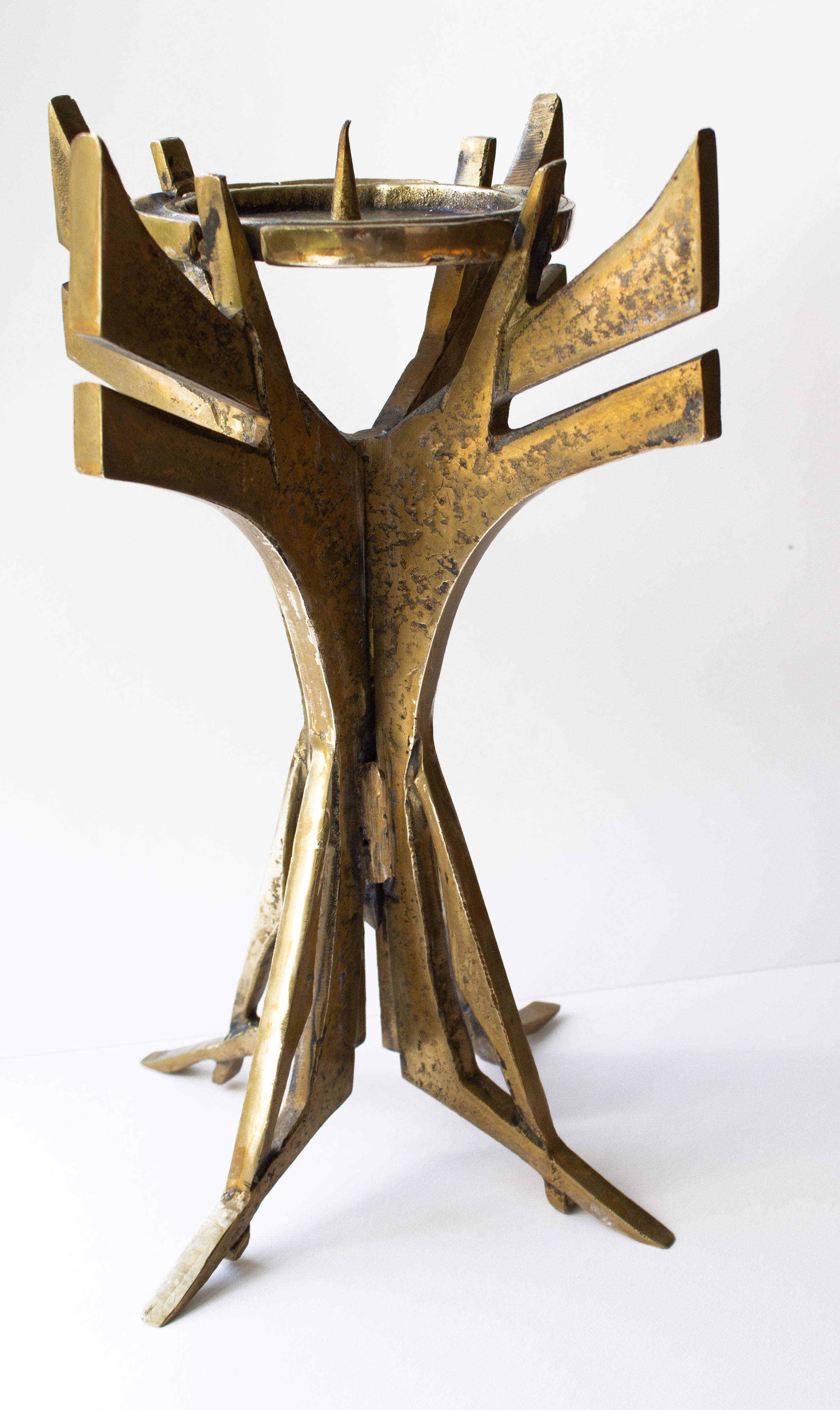Ein monumentaler Kerzenständer aus Messingguss, geschaffen im Geiste des Brutalismus. Seine Form entfaltet sich wie eine verzweigte Struktur, die gleichzeitig an einen Baum und an modernistische Architektur erinnert. Die raue, bearbeitete Oberfläche