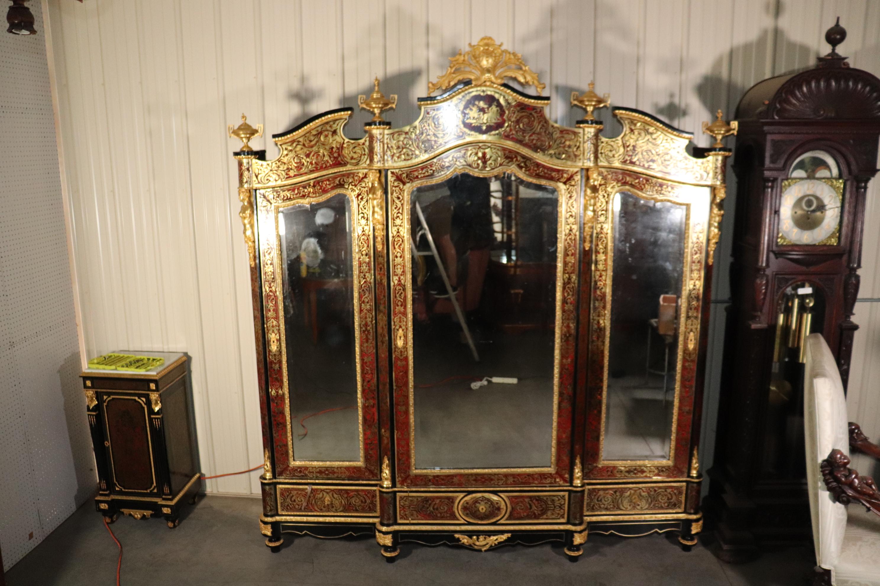 Monumental Brass Inlaid boulle Style Dor'e Figural Bronze Mirrored Armoire  For Sale 8