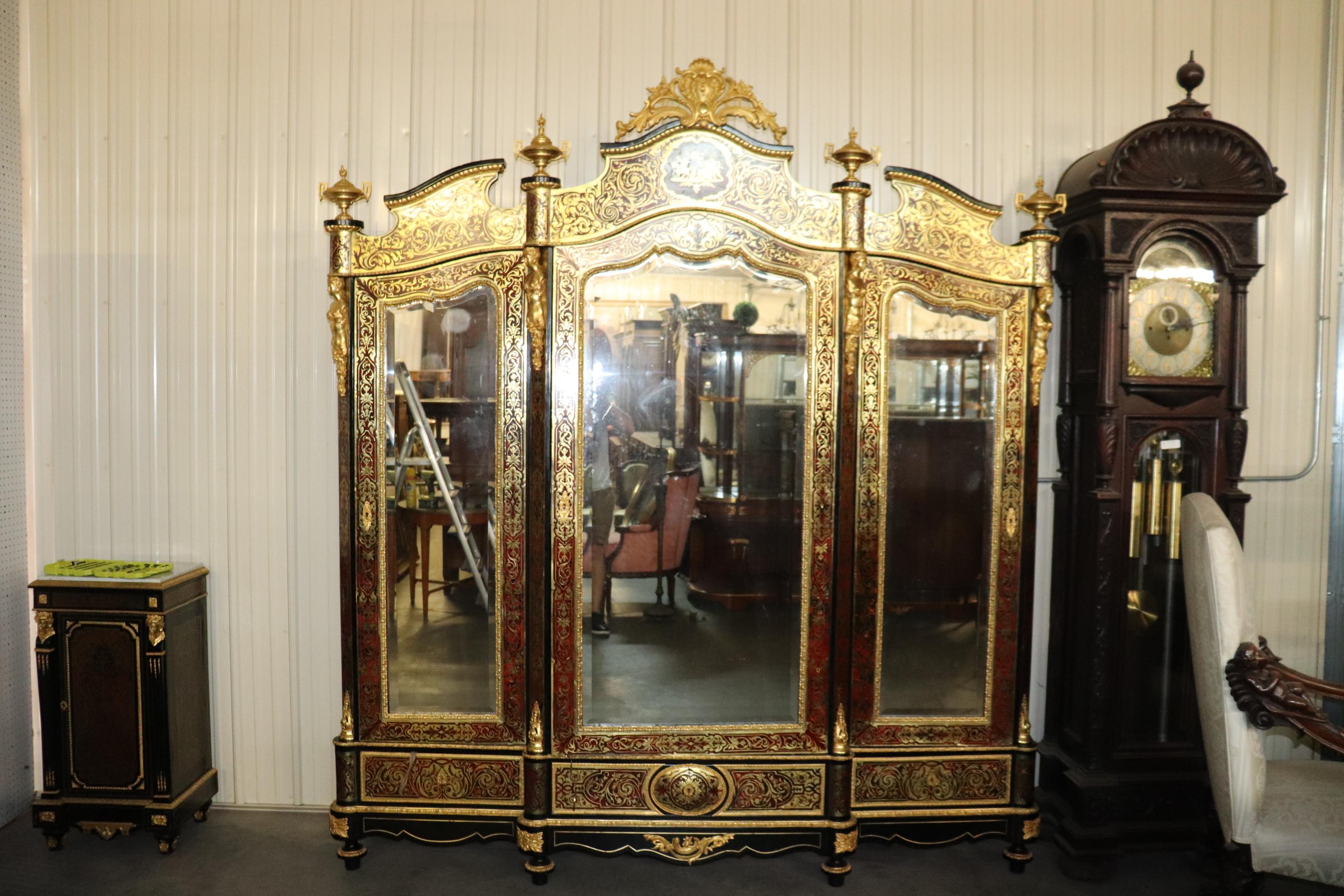 Monumental Brass Inlaid boulle Style Dor'e Figural Bronze Mirrored Armoire  For Sale 3