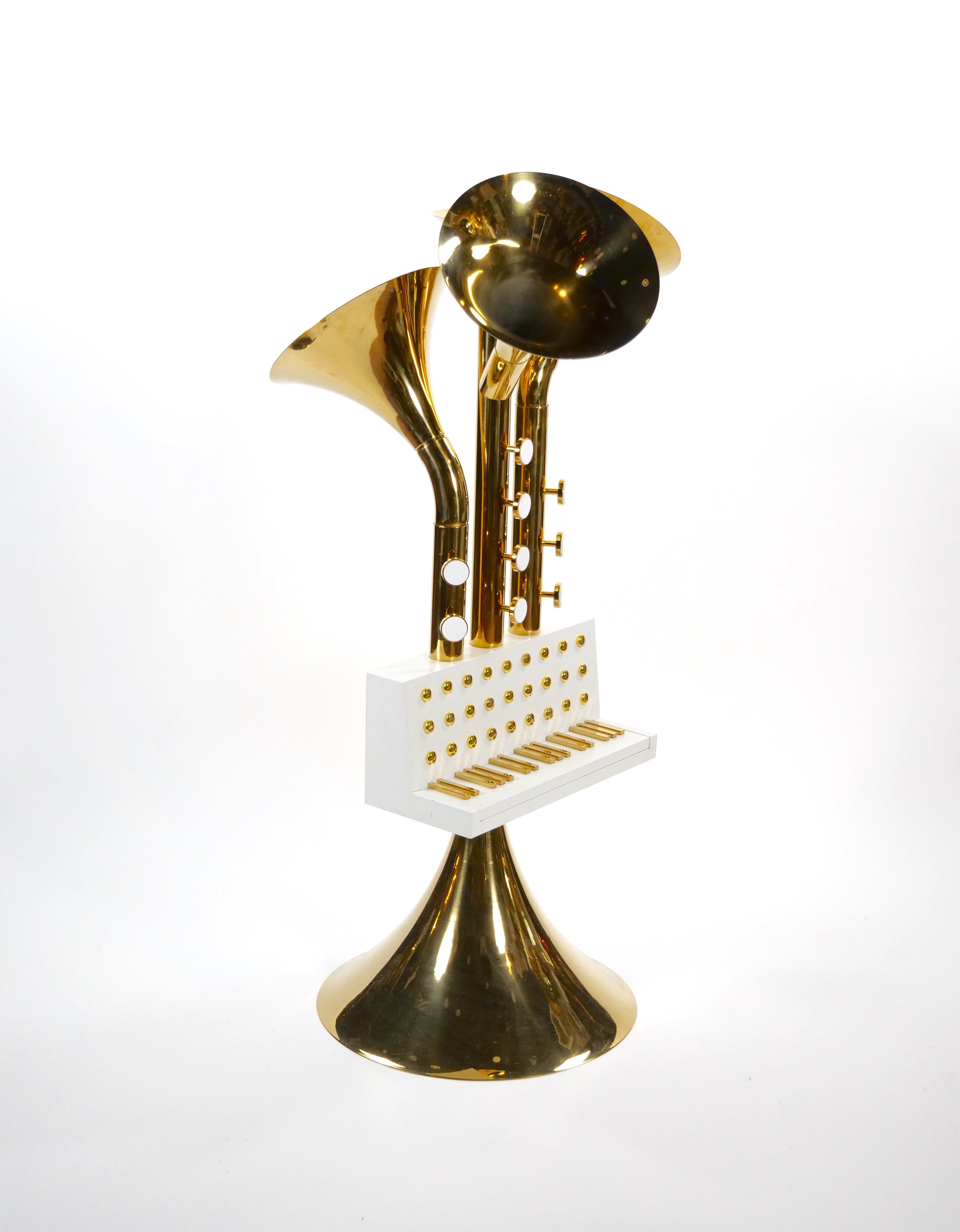 Questa straordinaria scultura in ottone dorato è un vero e proprio pezzo forte, che unisce arte e funzionalità in un design audace e innovativo. Ispirata alla grandezza delle bande musicali, la scultura è caratterizzata da un suggestivo motivo a