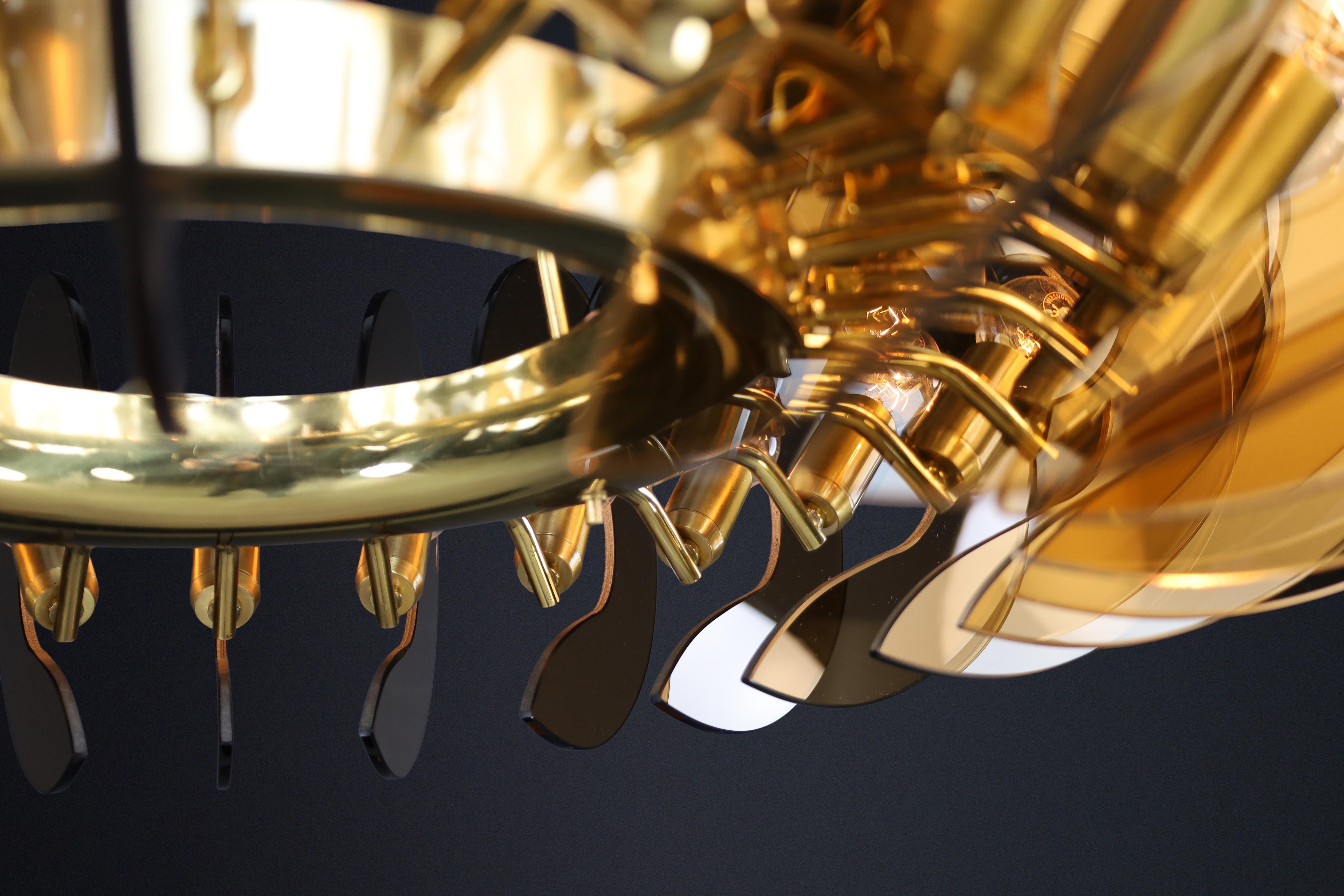 Monumental Brass & Smoked Glass Chandelier by Gino Paroldo, Italy, 1970s in vendita 1