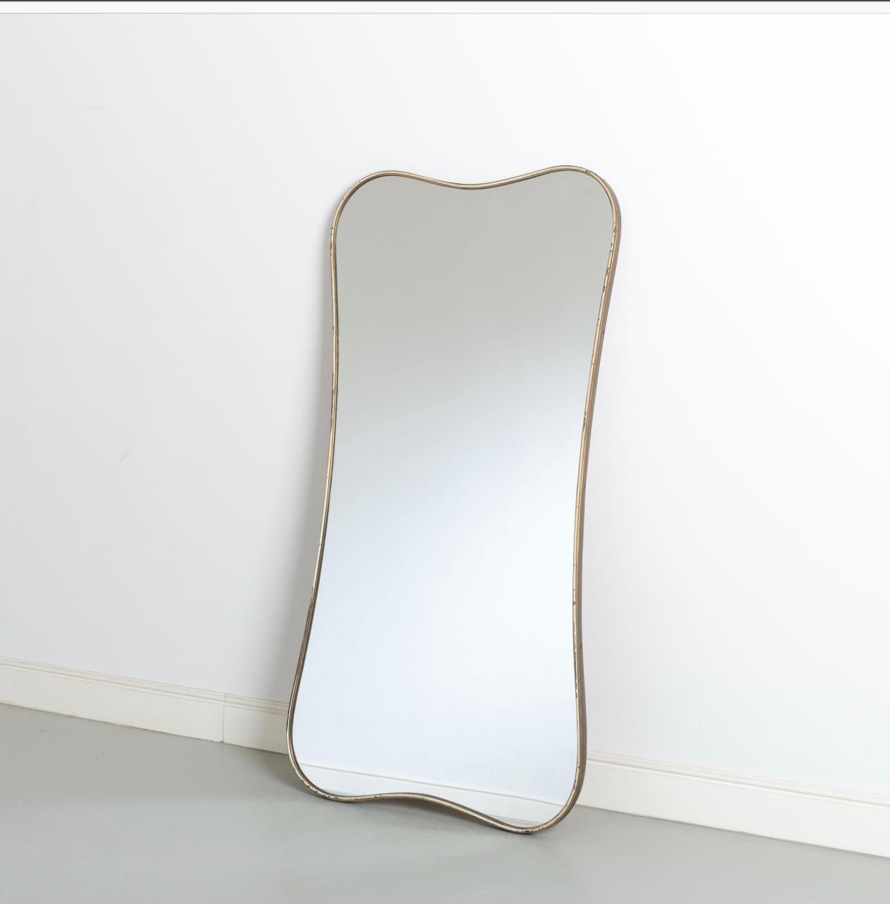 Monumental Mid-Century Italian mirror in brass and glass, made in the 50s in the style of Pietro Chiesa (Fontana Arte)

An original, elegant mirror that will give style and sophistication to your home space