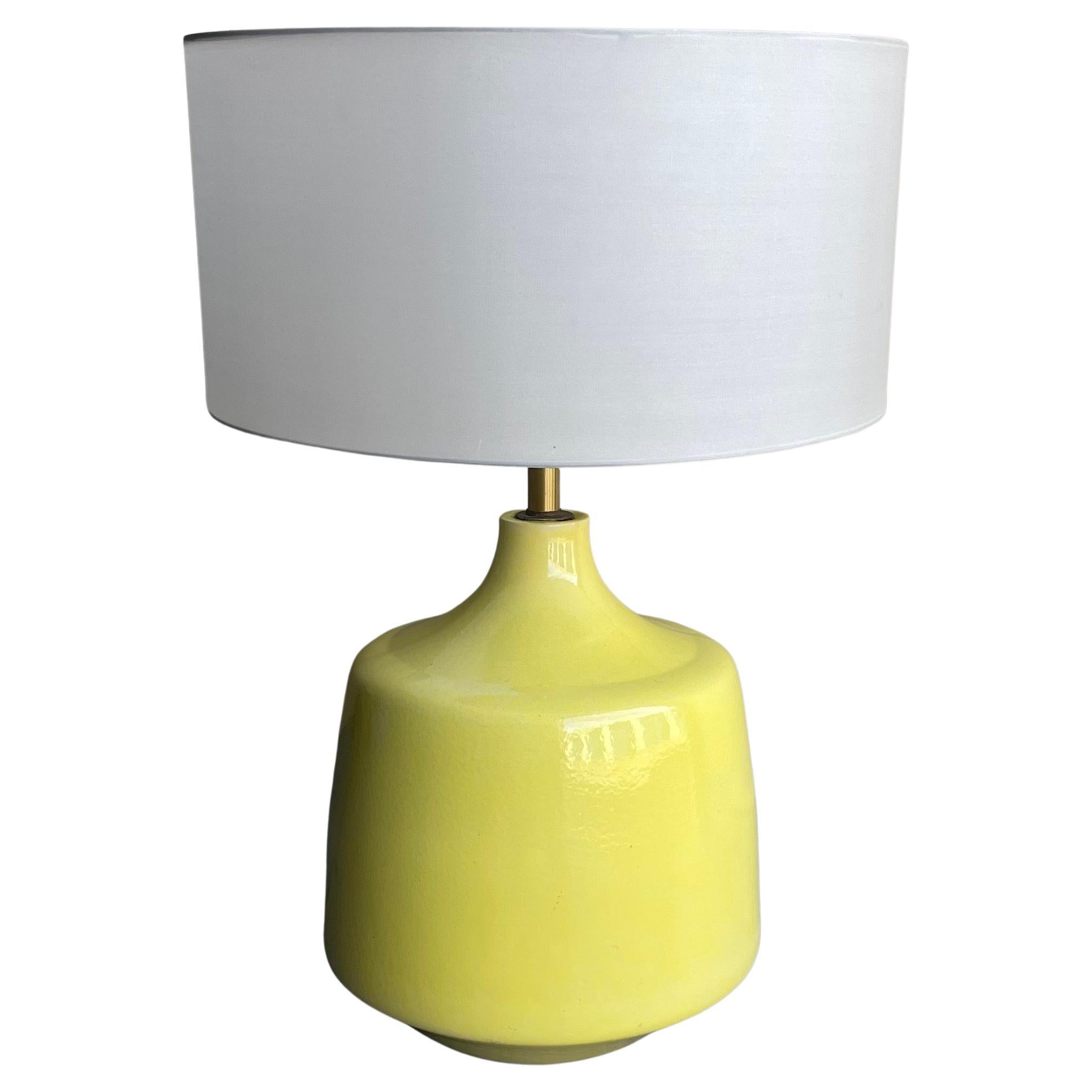 Monumentale lampe de table en céramique émaillée jaune vif de Studio Pottery