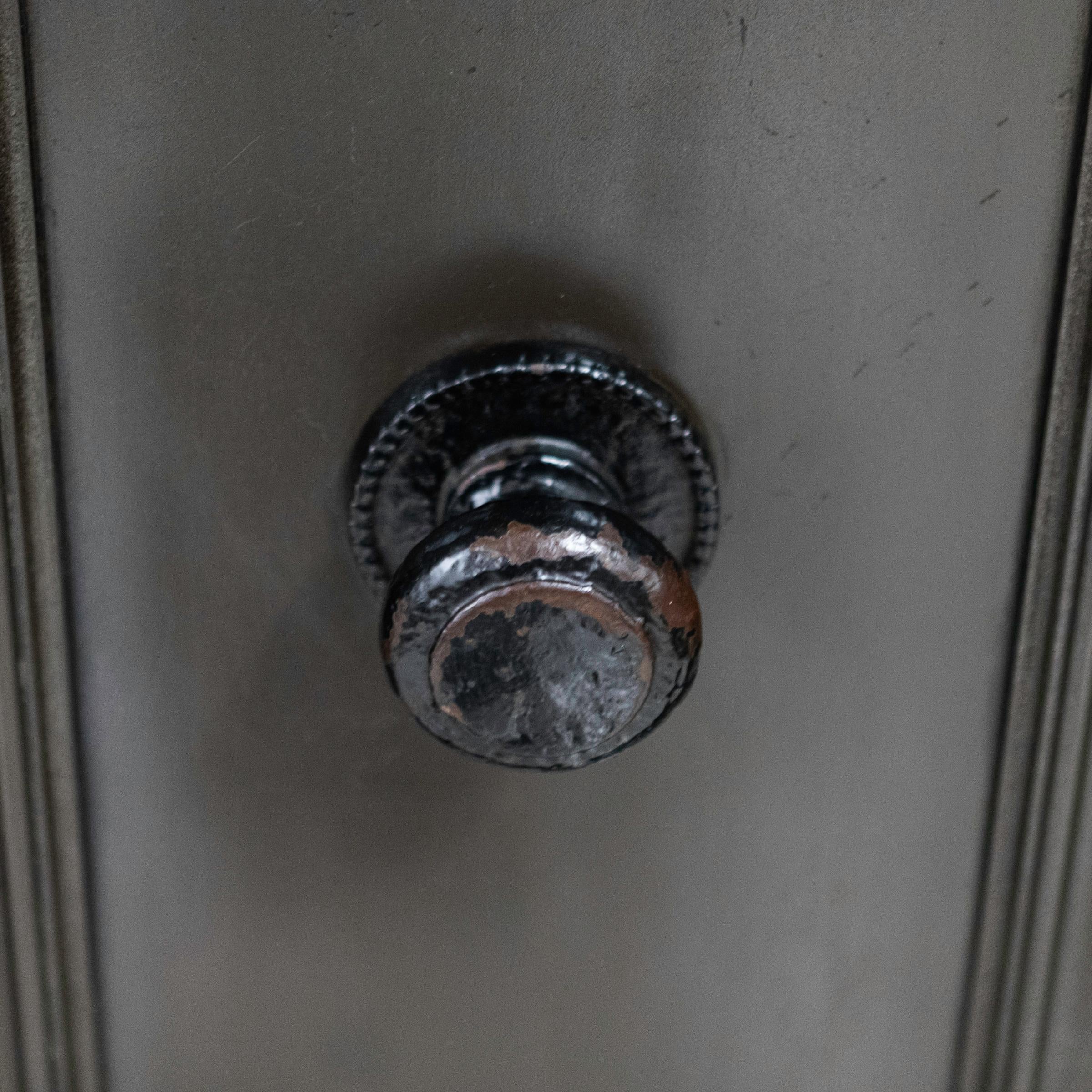 Inconnu Portes d'entrée monumentales en bronze et acajou en vente