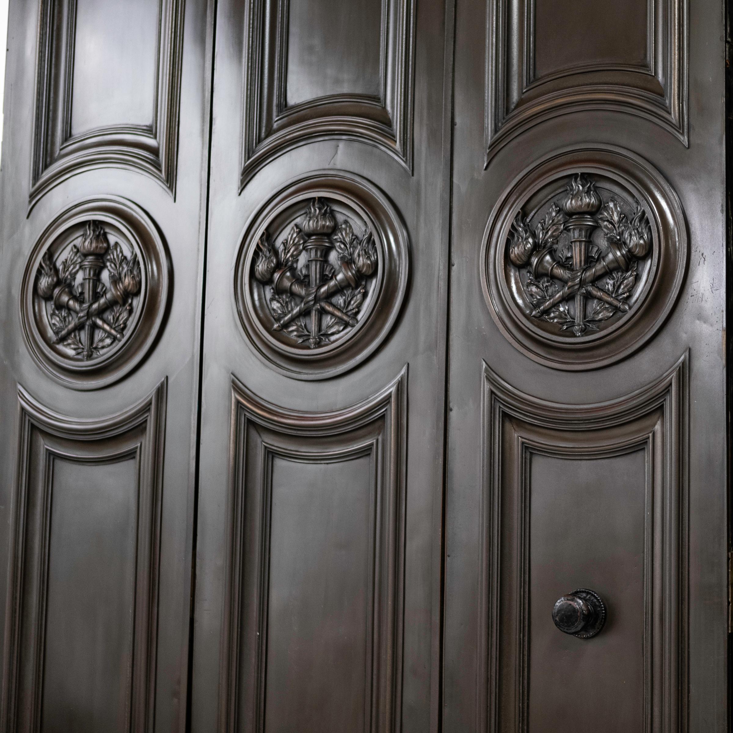 Début du 20ème siècle Portes d'entrée monumentales en bronze et acajou en vente