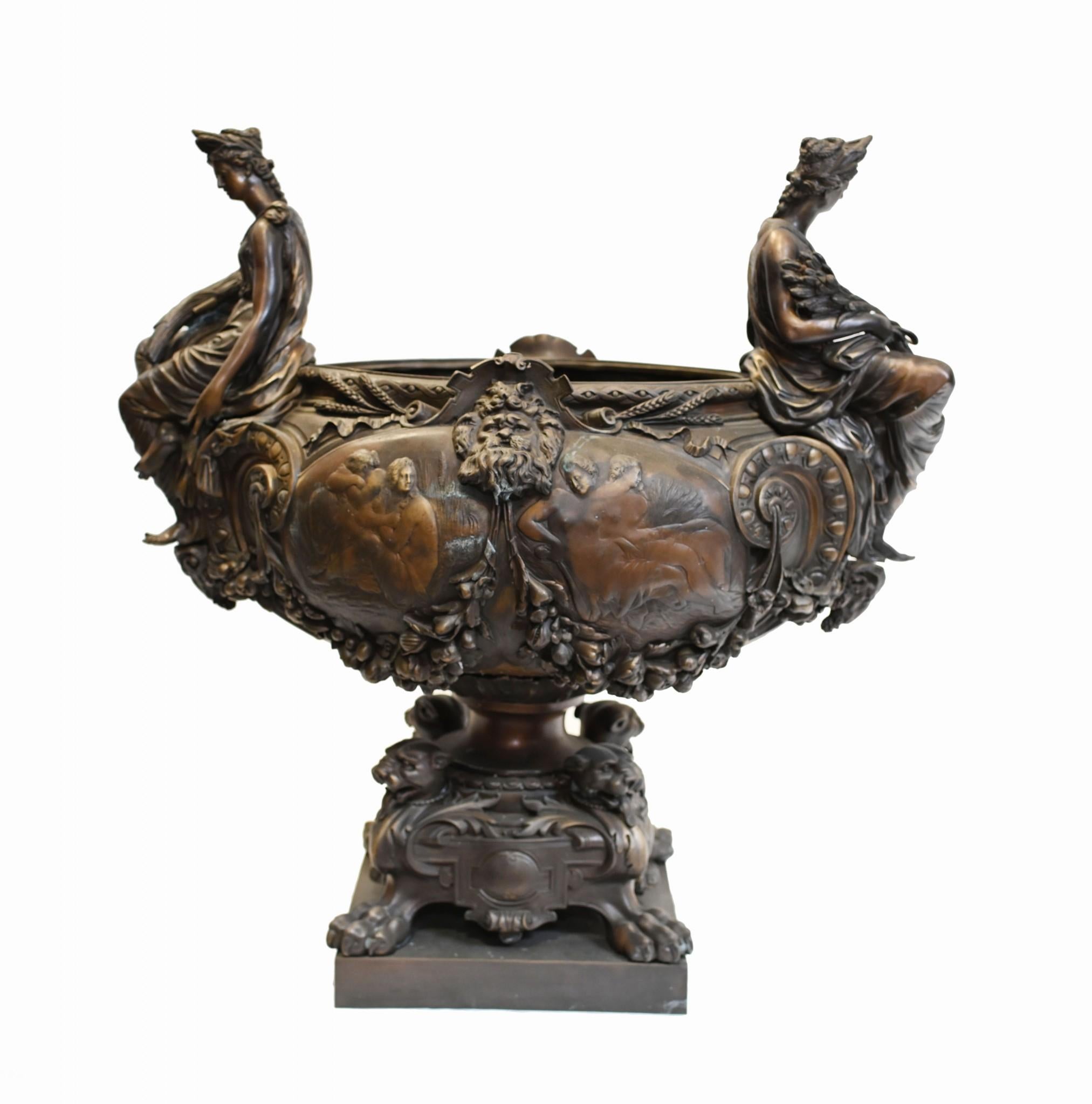 Stai visualizzando un monumentale centrotavola francese in bronzo o Jardiniere
Due statuette di fanciulle si trovano ai lati della ciotola
In altri punti è decorato con teste di tigre, zampe di leone e altri motivi classici.
Un pezzo fantastico per