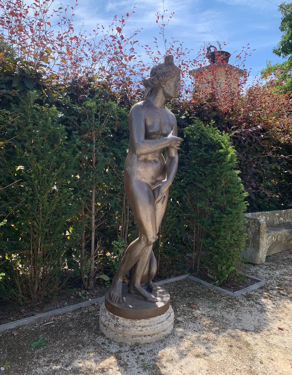 Eine fast lebensgroße, französische Gusseisenstatue aus dem 19. Jahrhundert, die die Venus von Medici darstellt.
Diese Statue ist ein hochwertiger Abguss nach der antiken Marmorskulptur der Venus von Medici in den Uffizien. Dies war einer der