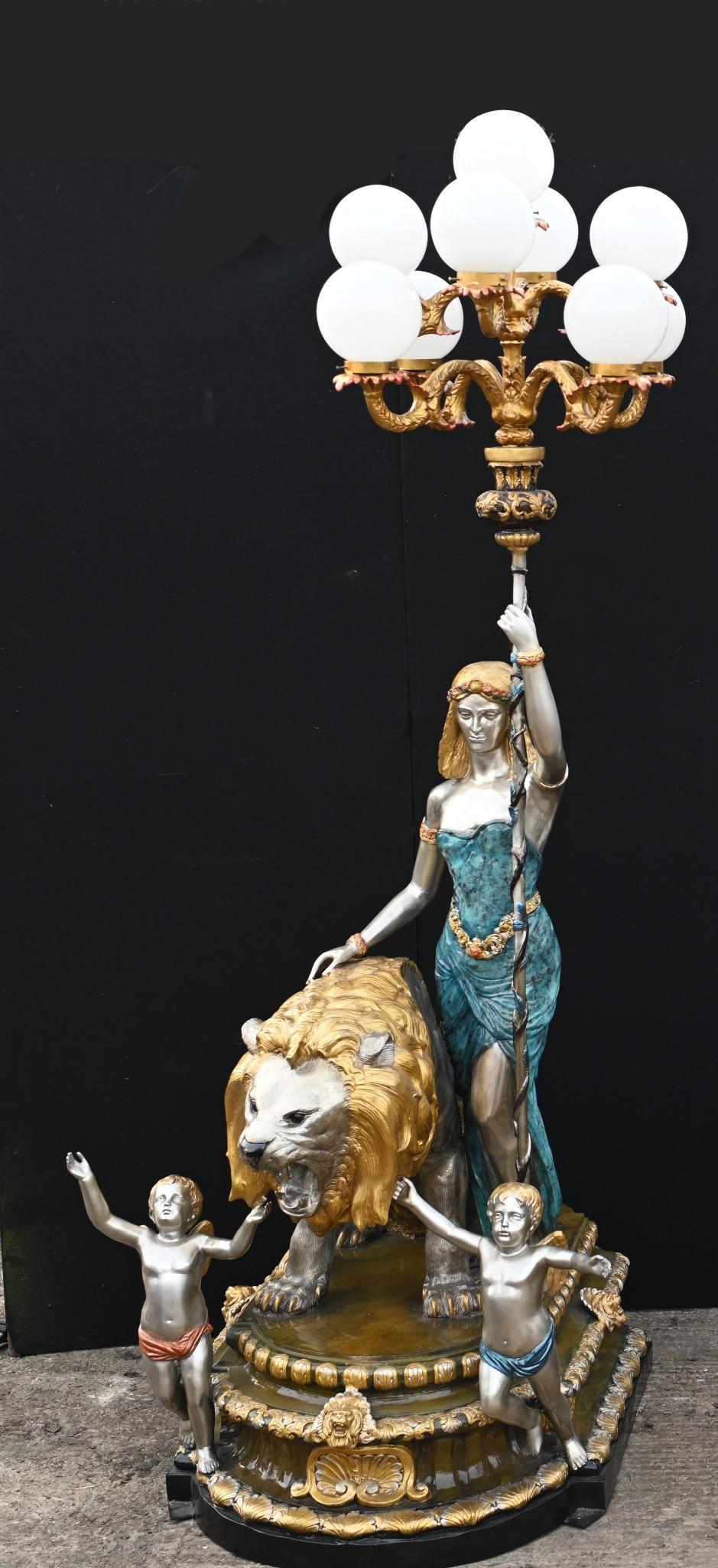 Monumentale Bronze-Mädchenlampen, Löwen-Cherub-Kandelaber, 10 Füße im Angebot 3