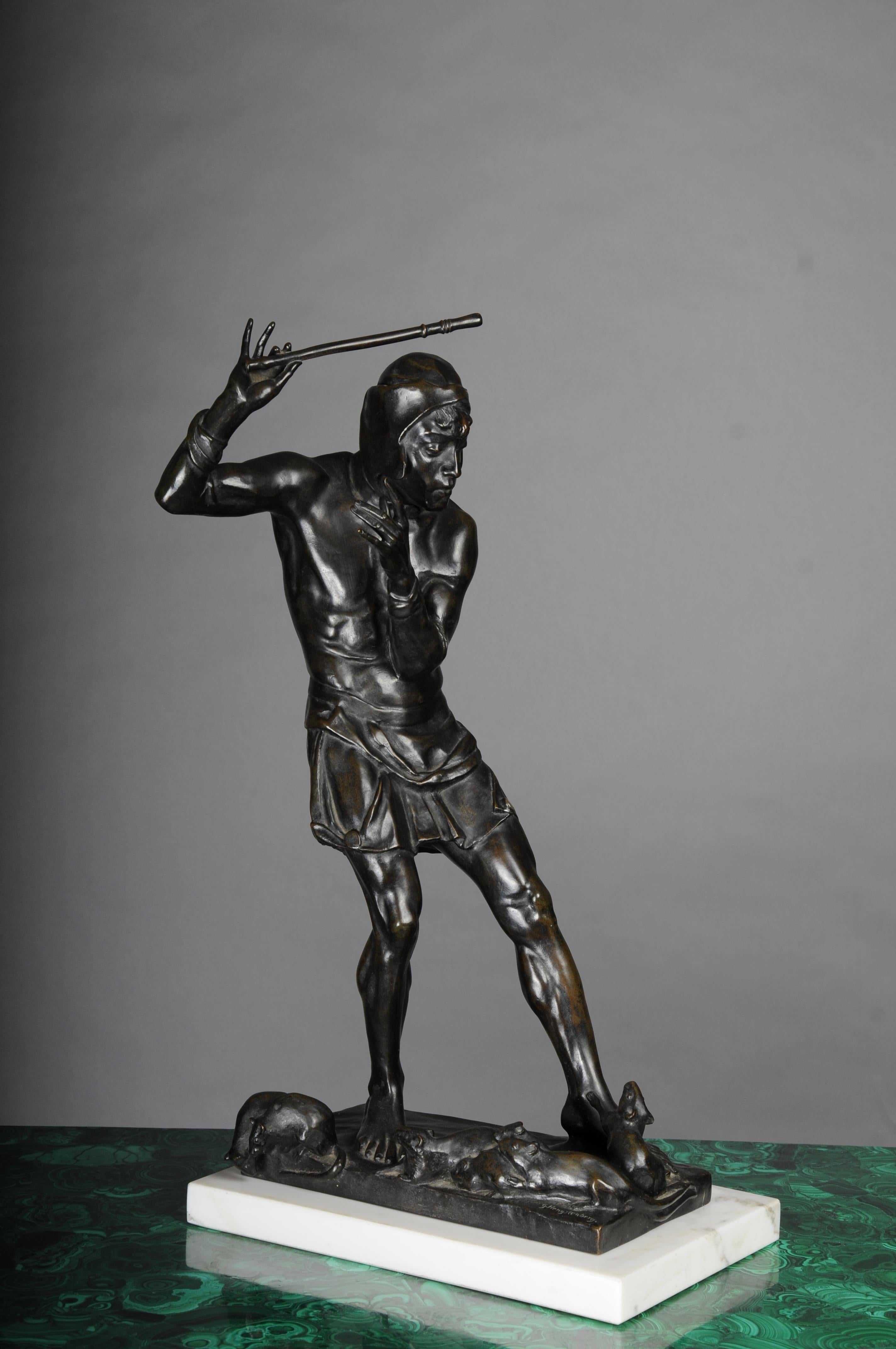 Bronce patinado, el Flautista de Hamelin de pie con pipa, sobre una base rectangular con ratas. La base está firmada por Georg Hengstenberg (1879-1959). Figura decorativa de bronce de estilo Art Nouveau de hacia 1910. Altura 61 cm. El Flautista de