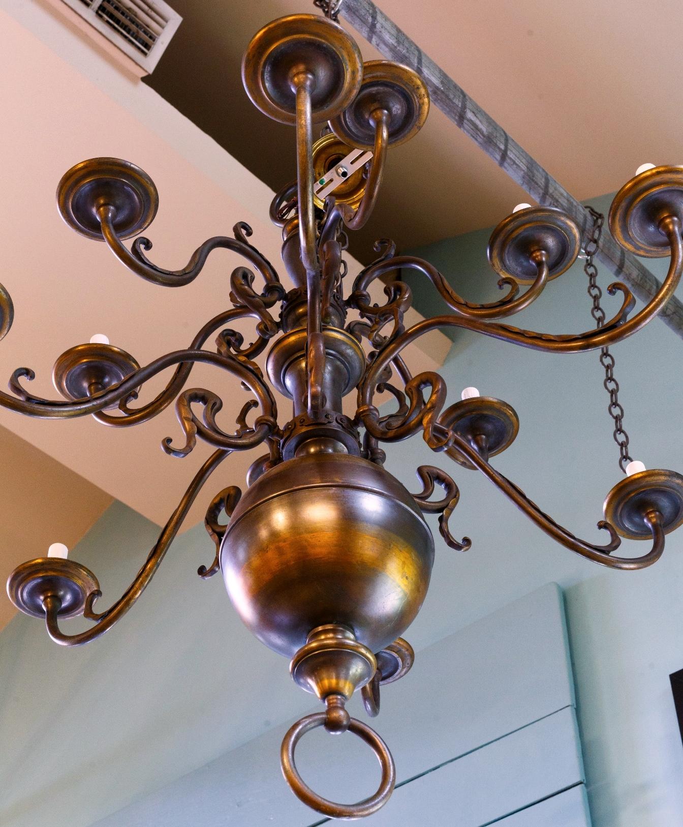 Colonial américain Lustre monumental à deux branches en bronze avec douze bras de lumière en vente