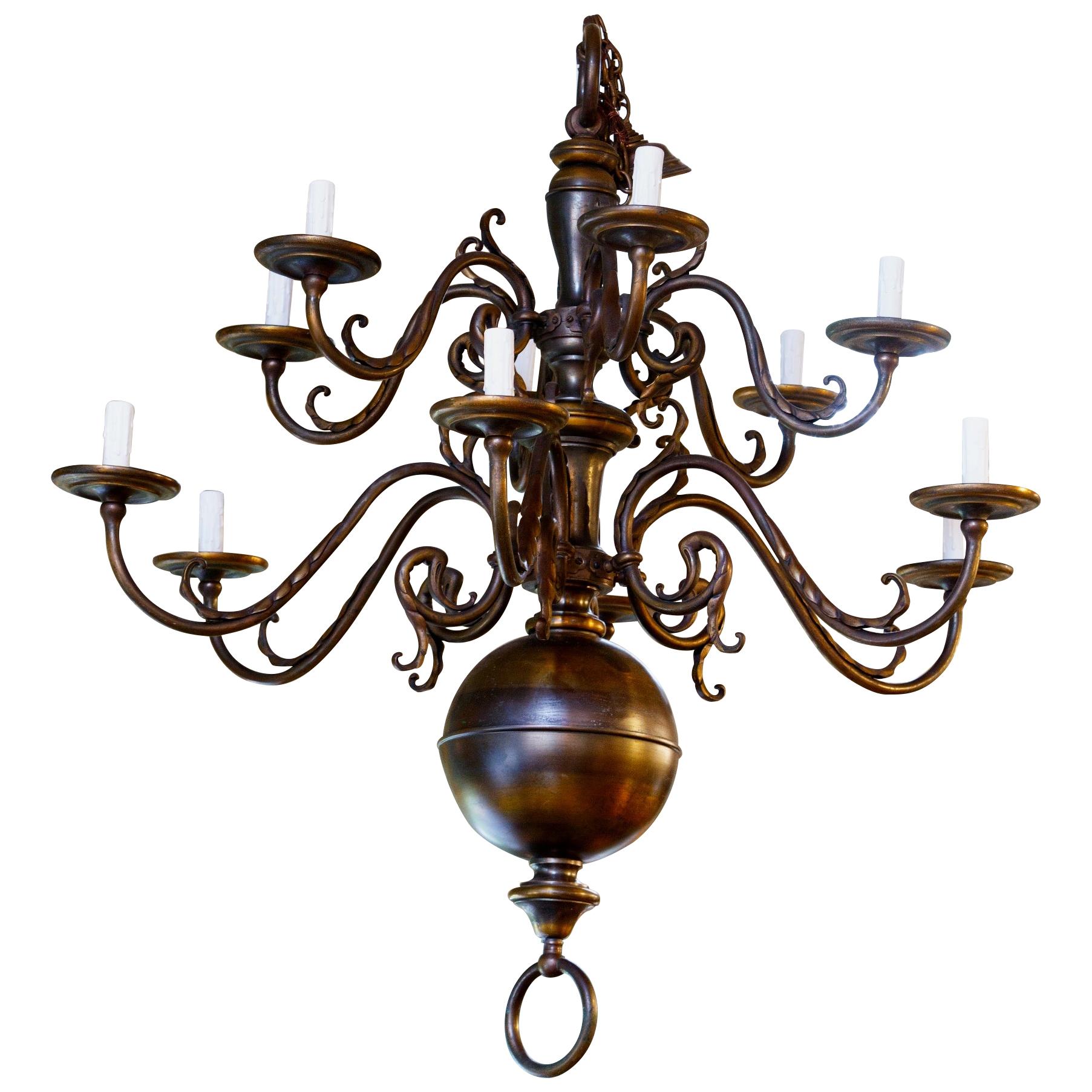 Lustre monumental à deux branches en bronze avec douze bras de lumière en vente