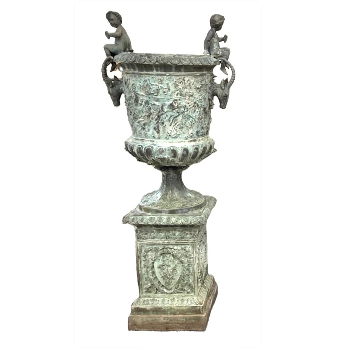 Urna monumentale in bronzo con fioriera figurata francese - Una coppia in vendita 3