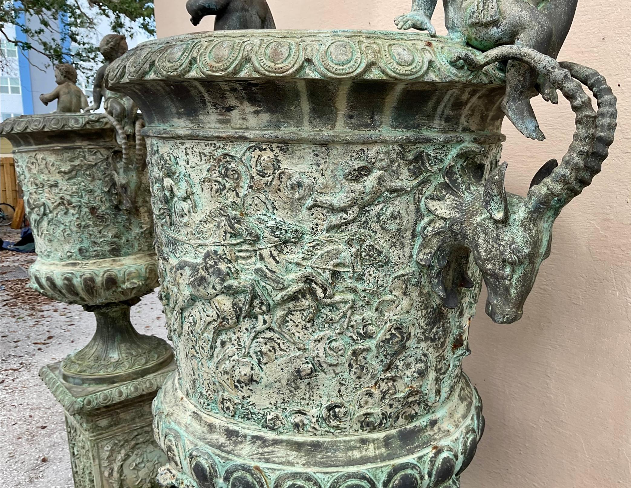 Urna monumentale in bronzo con fioriera figurata francese - Una coppia in vendita 4