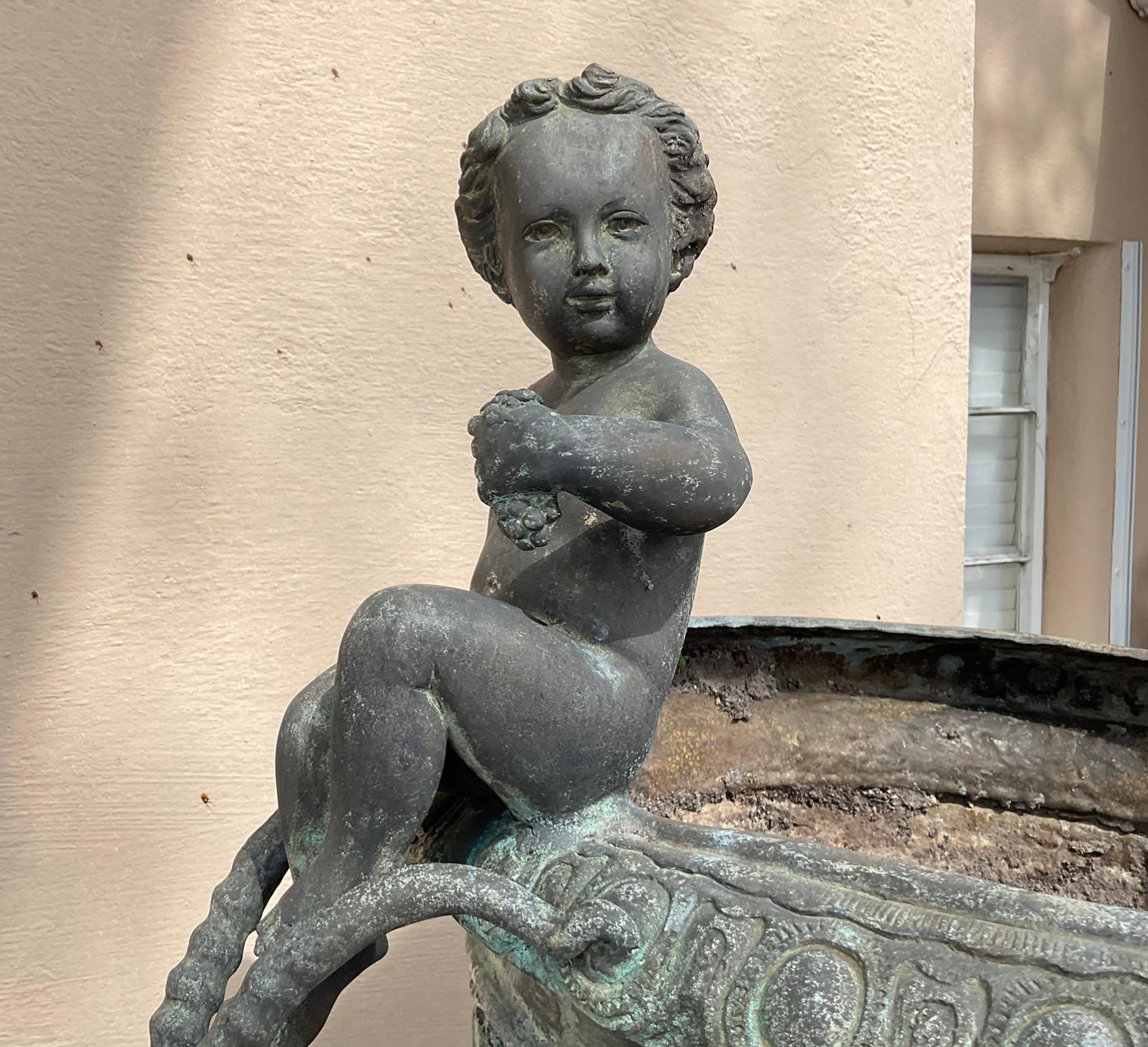 Urna monumentale in bronzo con fioriera figurata francese - Una coppia in vendita 5