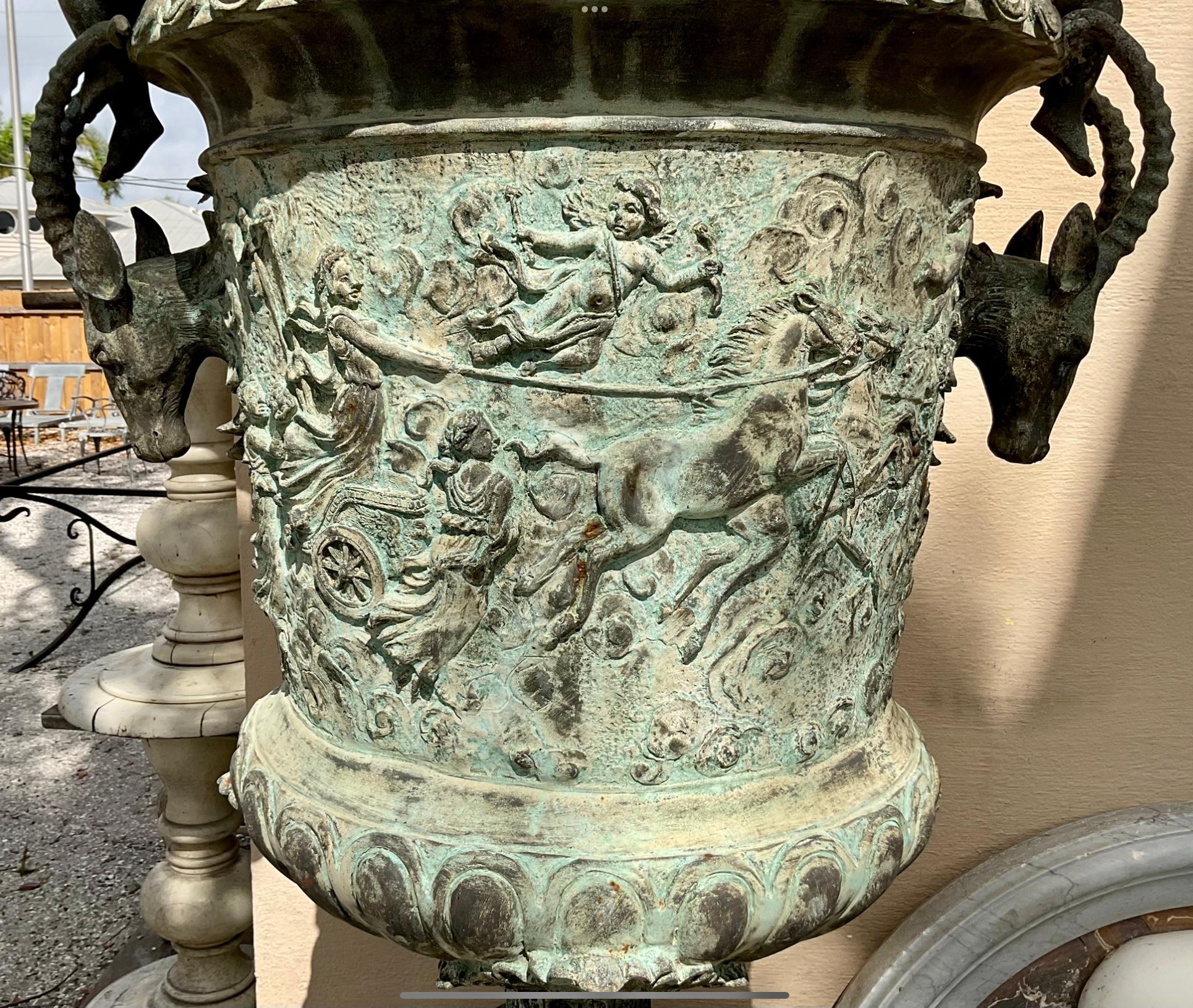 Urna monumentale in bronzo con fioriera figurata francese - Una coppia in vendita 6
