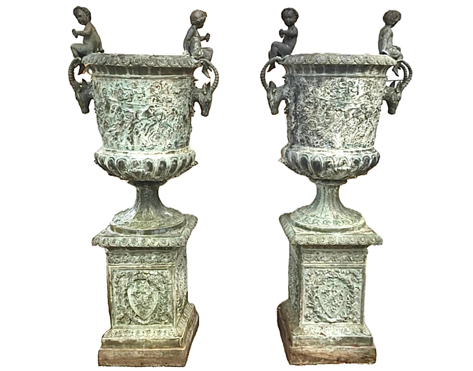 Urna monumentale in bronzo con fioriera figurata francese - Una coppia in vendita 7