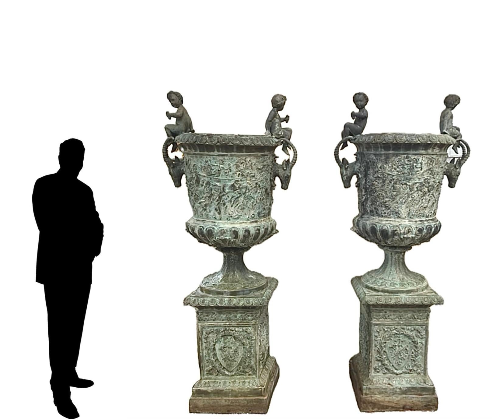 Stile provenzale Urna monumentale in bronzo con fioriera figurata francese - Una coppia in vendita