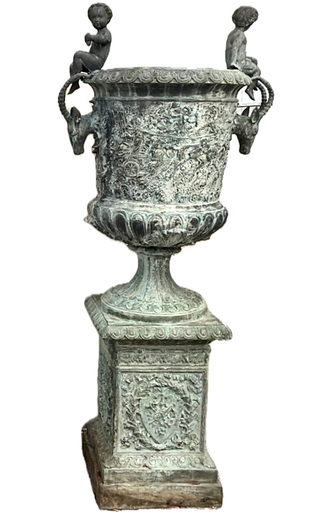 Francese Urna monumentale in bronzo con fioriera figurata francese - Una coppia in vendita